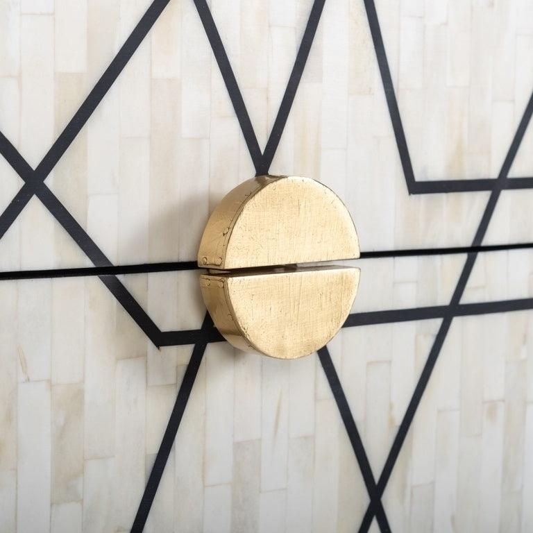 Szafka nocna NOVAS drewno mango ze złotym Richmond Interiors Eye on Design