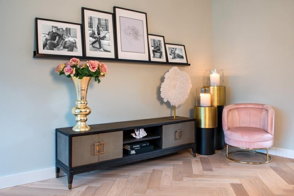 Szafka RTV BLOOMINGVILLE drewno dębowe ze złotym Richmond Interiors Eye on Design