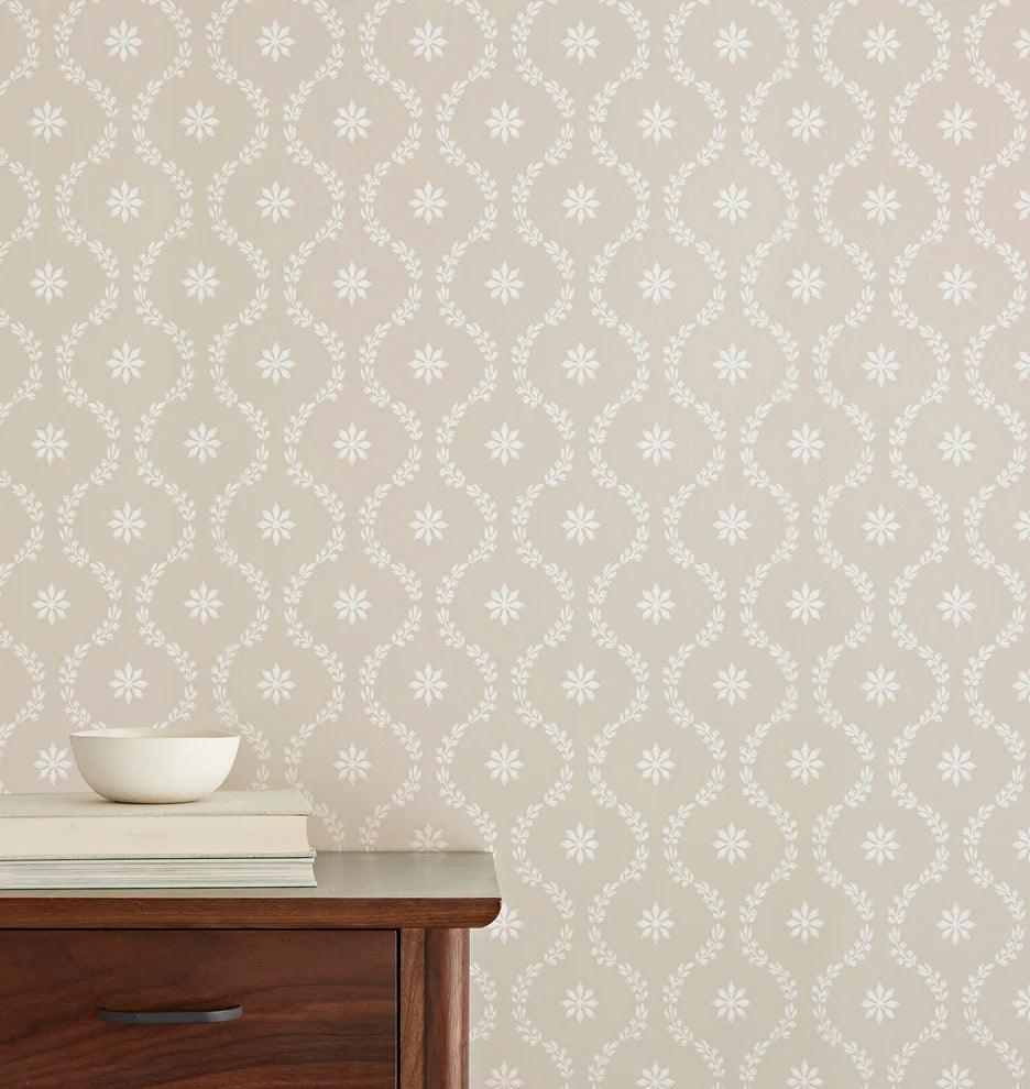Geometric wallpaper with a plant motif and ogee pattern ARCHIVE TRADITIONAL - Clandon metallic tin on red