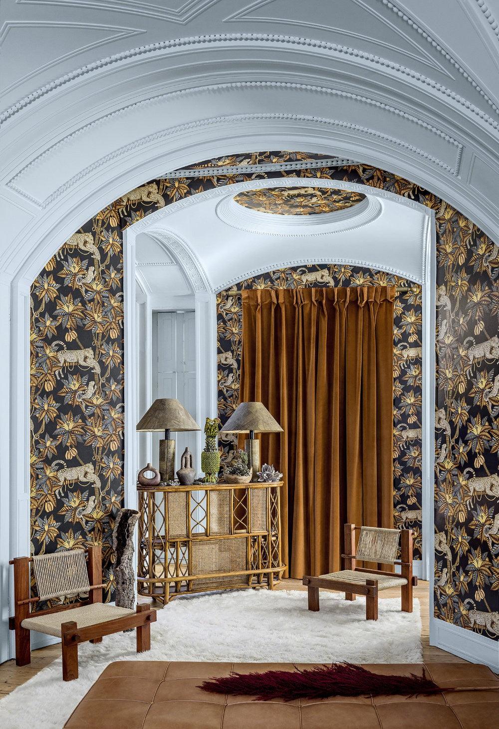 Wallpaper with plant and animal motif ARDMORE JABULA - Green Satara on black