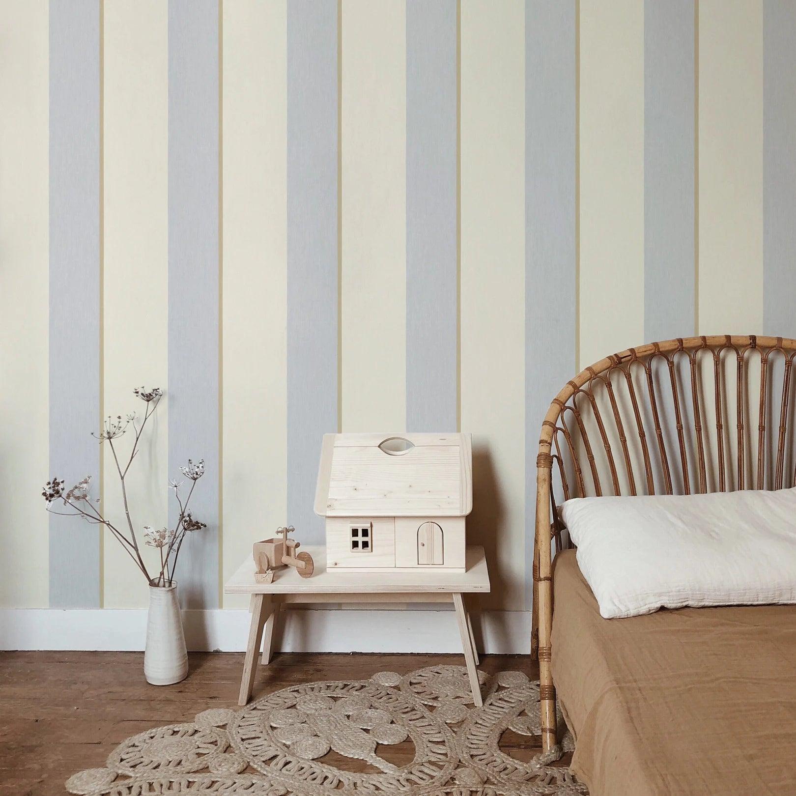 Wallpaper with geometric stripe pattern FOLIE - Marly pink