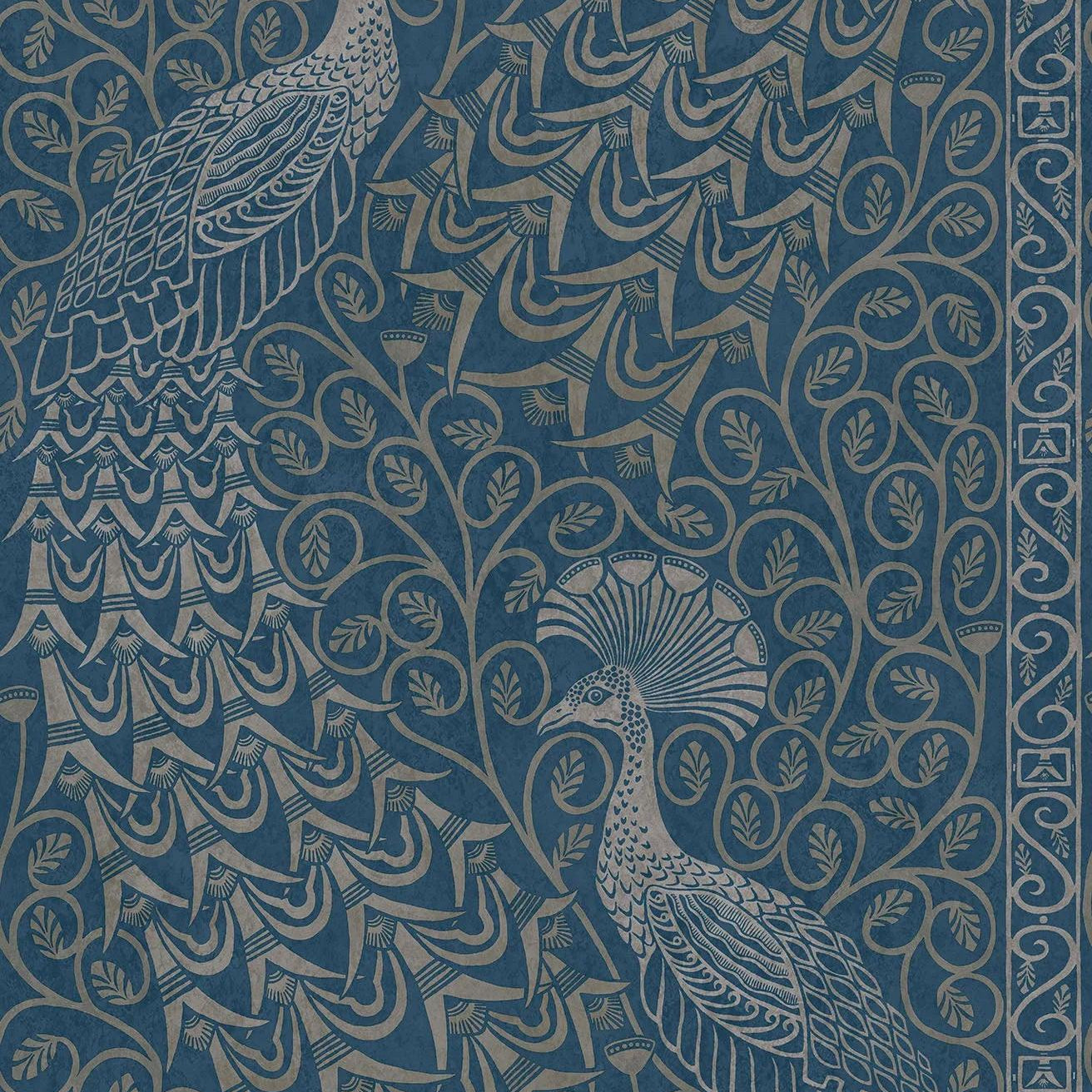 Tapeta THE PEARWOOD COLLECTION - Pavo Parade srebro na niebieskim Cole & Son Eye on Design
