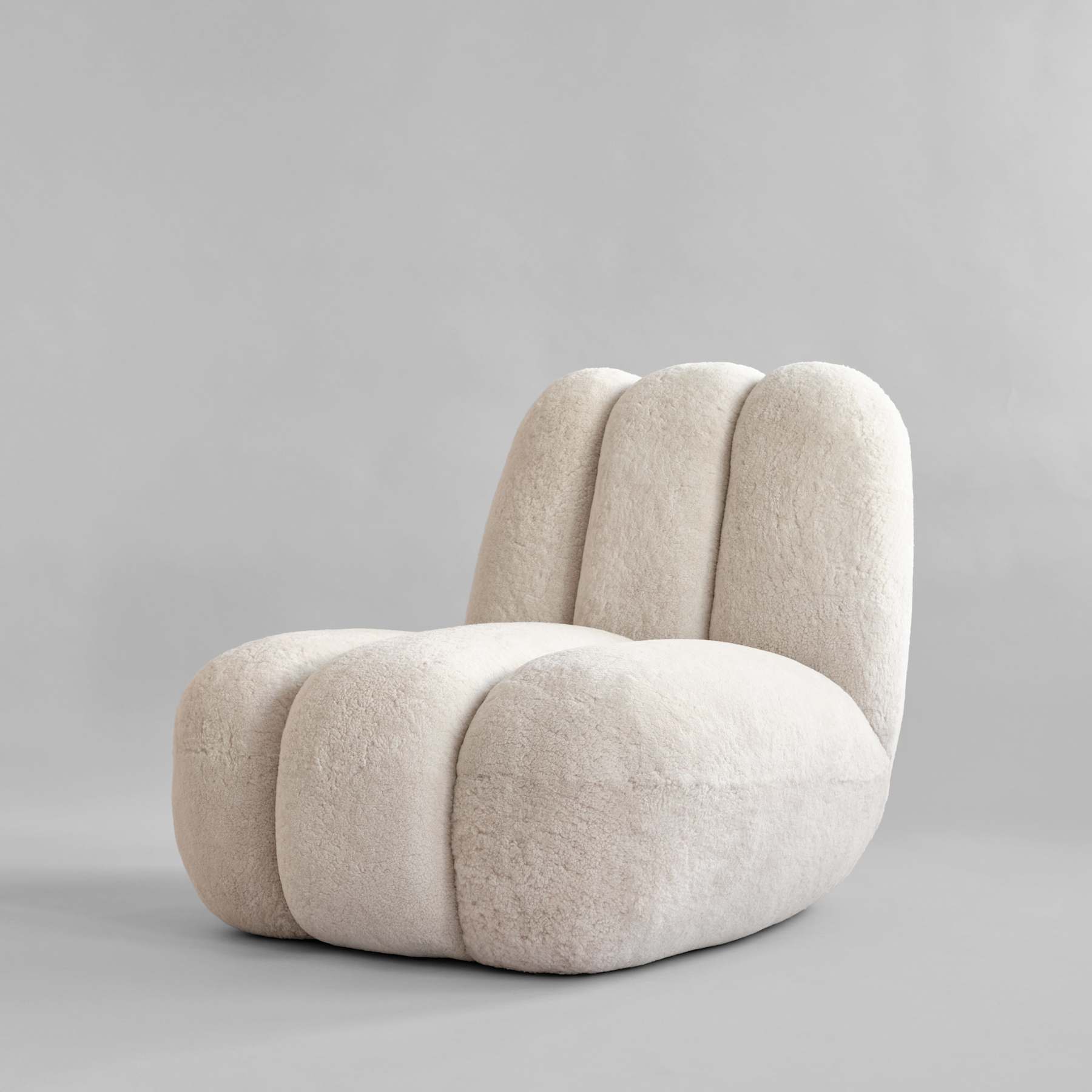 Sessel TOE aus cremefarbenem Stoff mit Schaffell