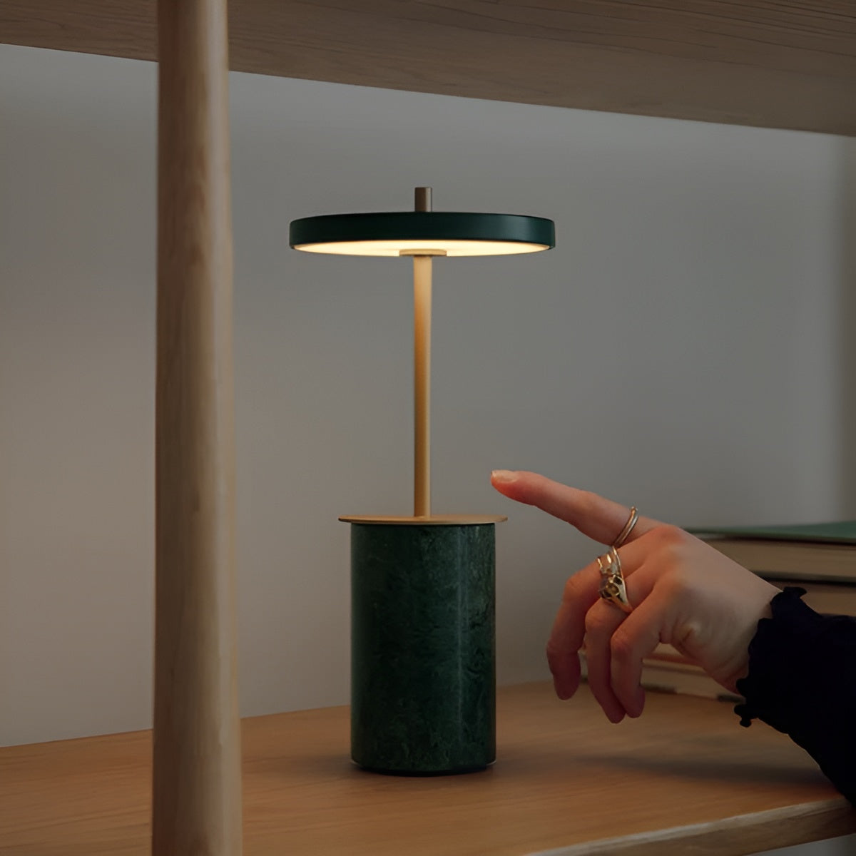 Tischlampe ASTERIA MOVE MINI grüner Marmor mit goldener Einlage