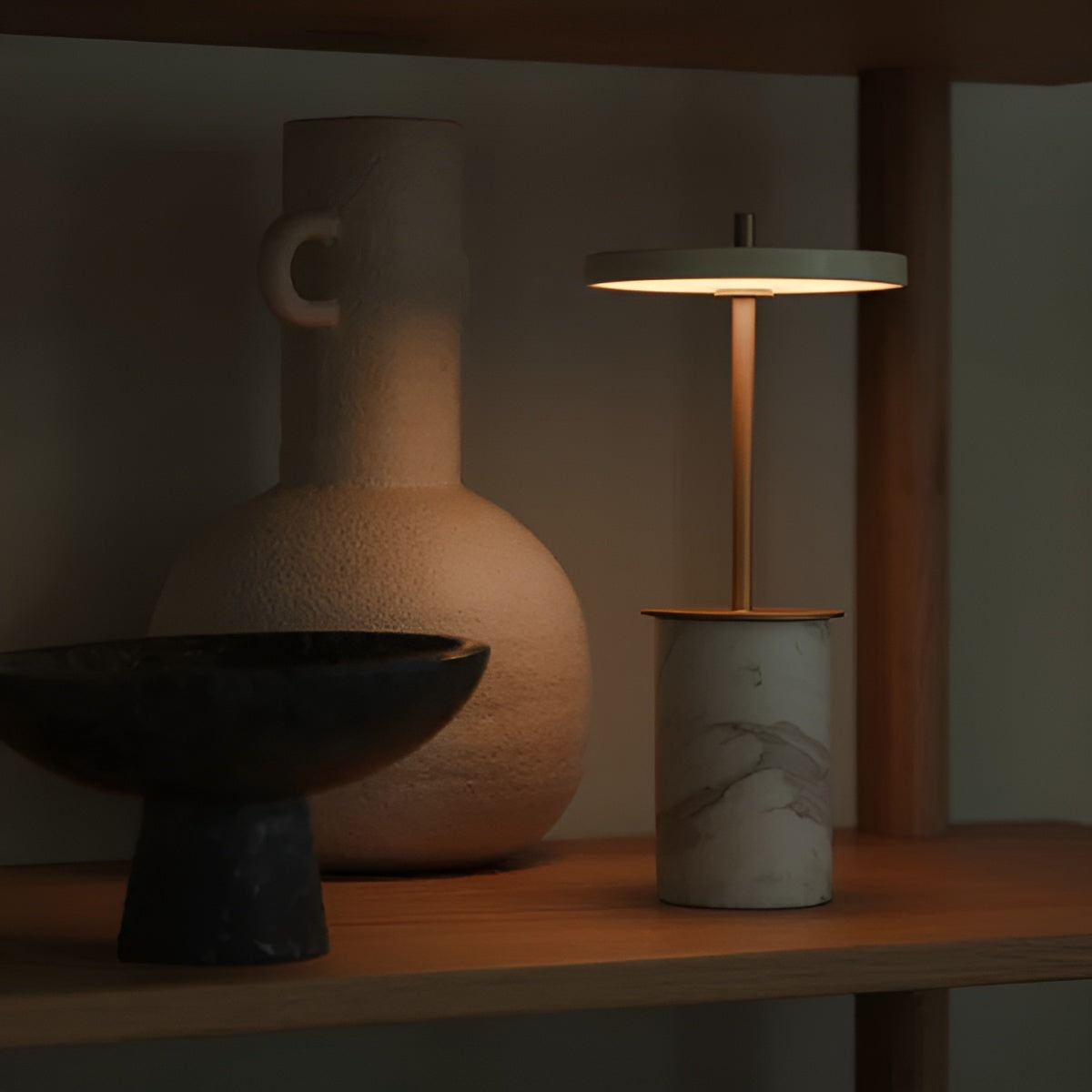 Tischlampe ASTERIA MOVE MINI weißer Marmor mit goldener Einlage