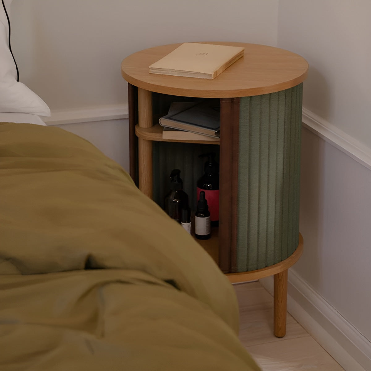 AUDACIOUS green side table with oak