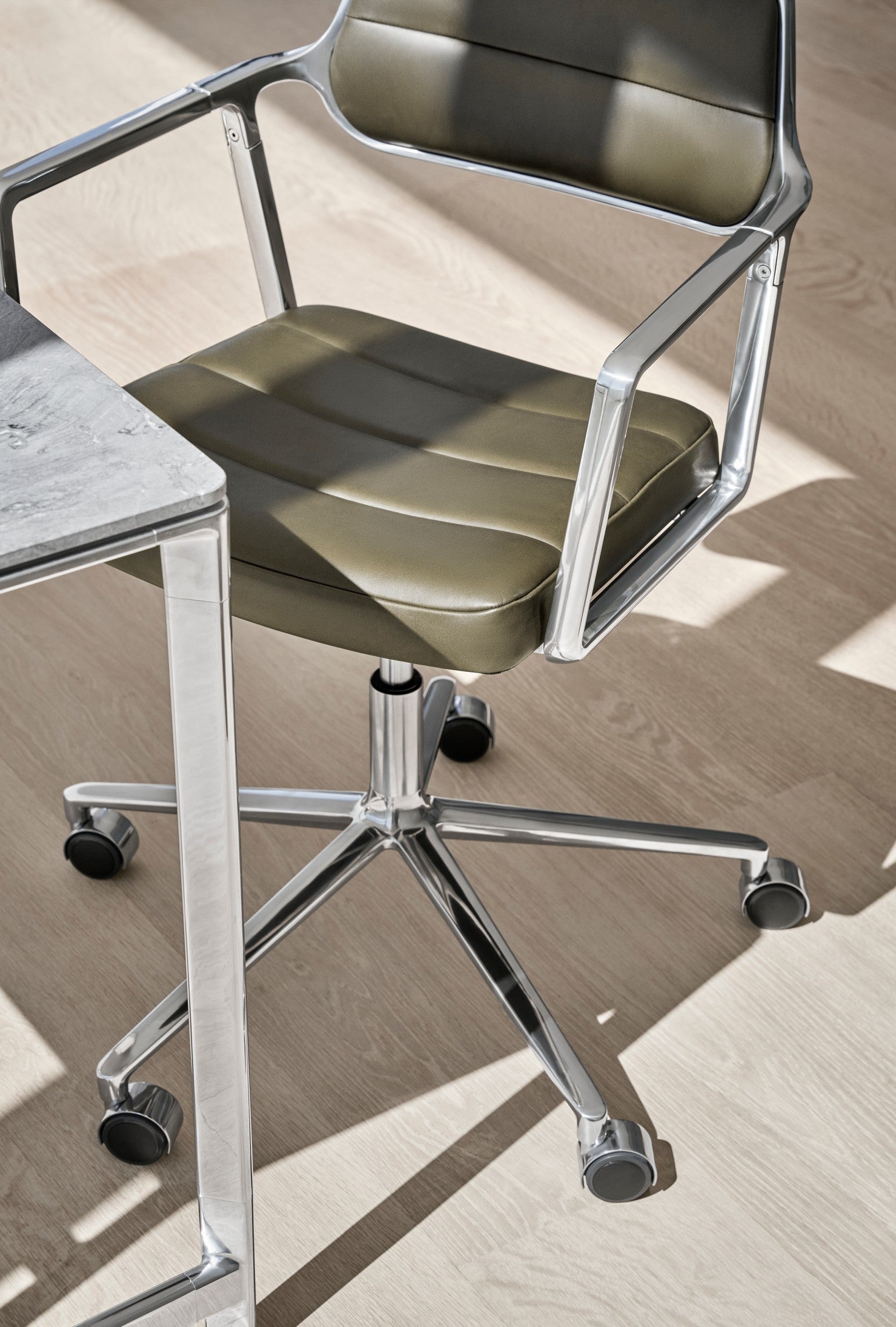 Office chair 453+ black leather with metal base