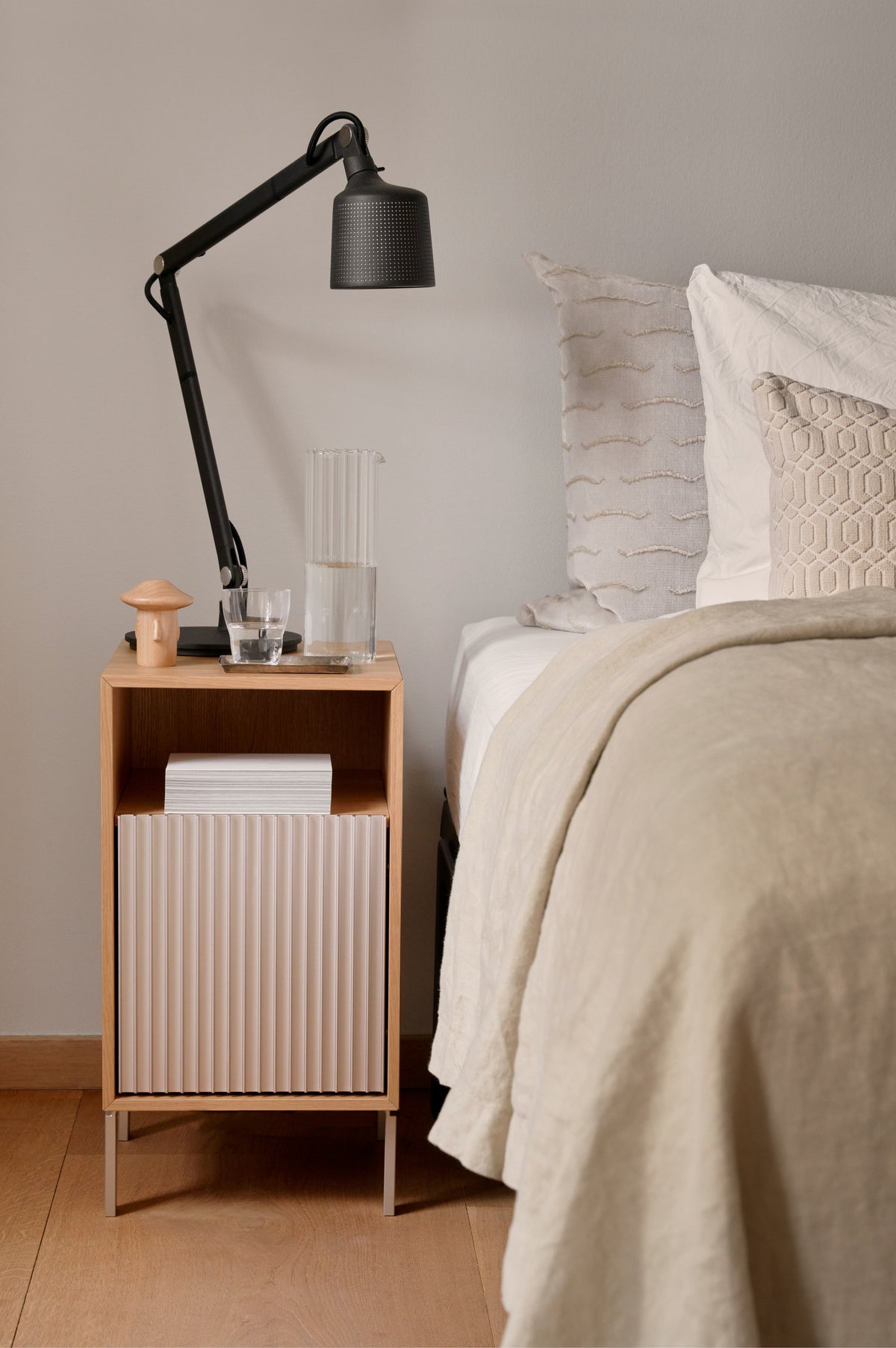 Nightstand 672 oak veneer with aluminum
