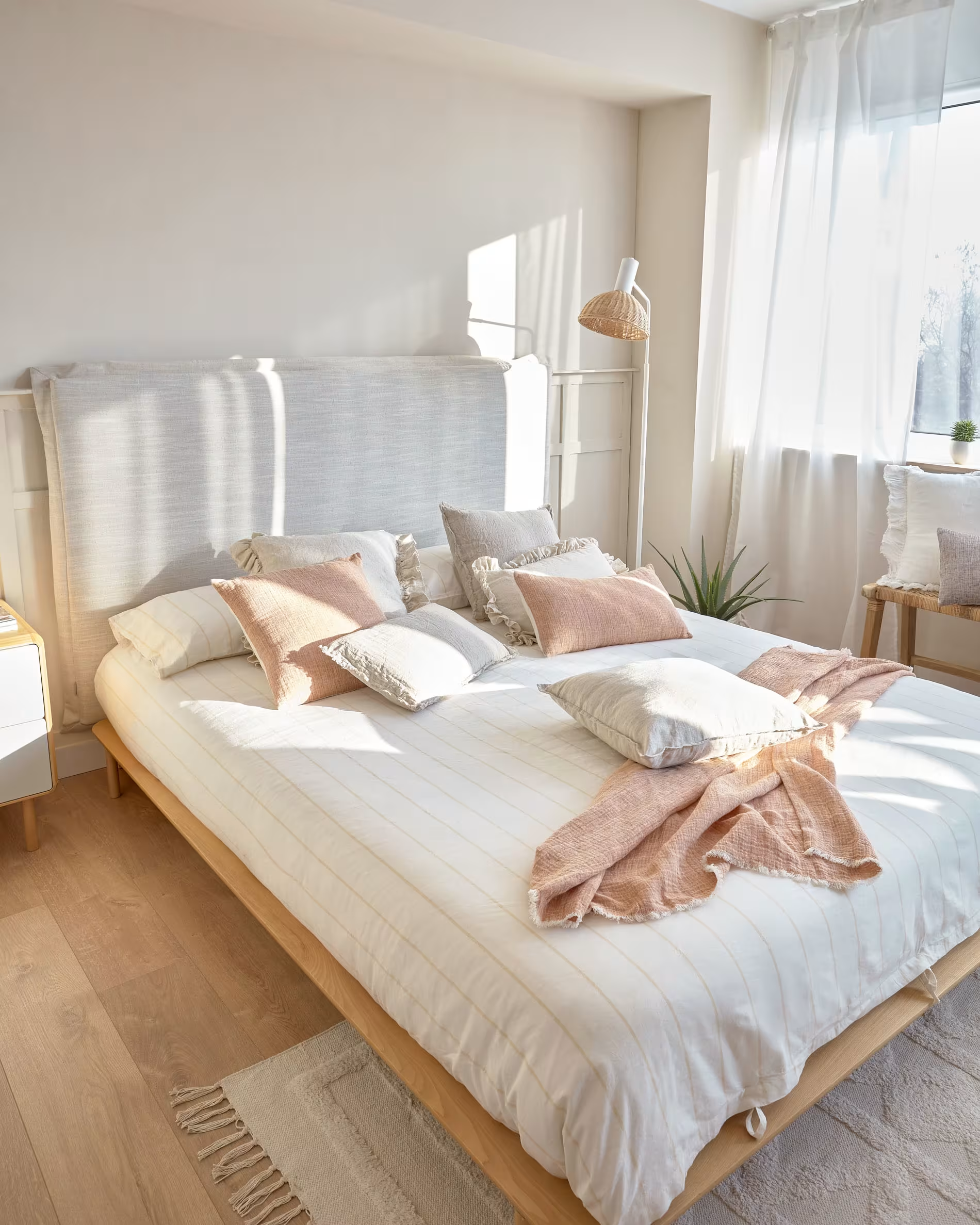 Łóżko ANIELLE lite drewno jesionowe La Forma Eye on Design