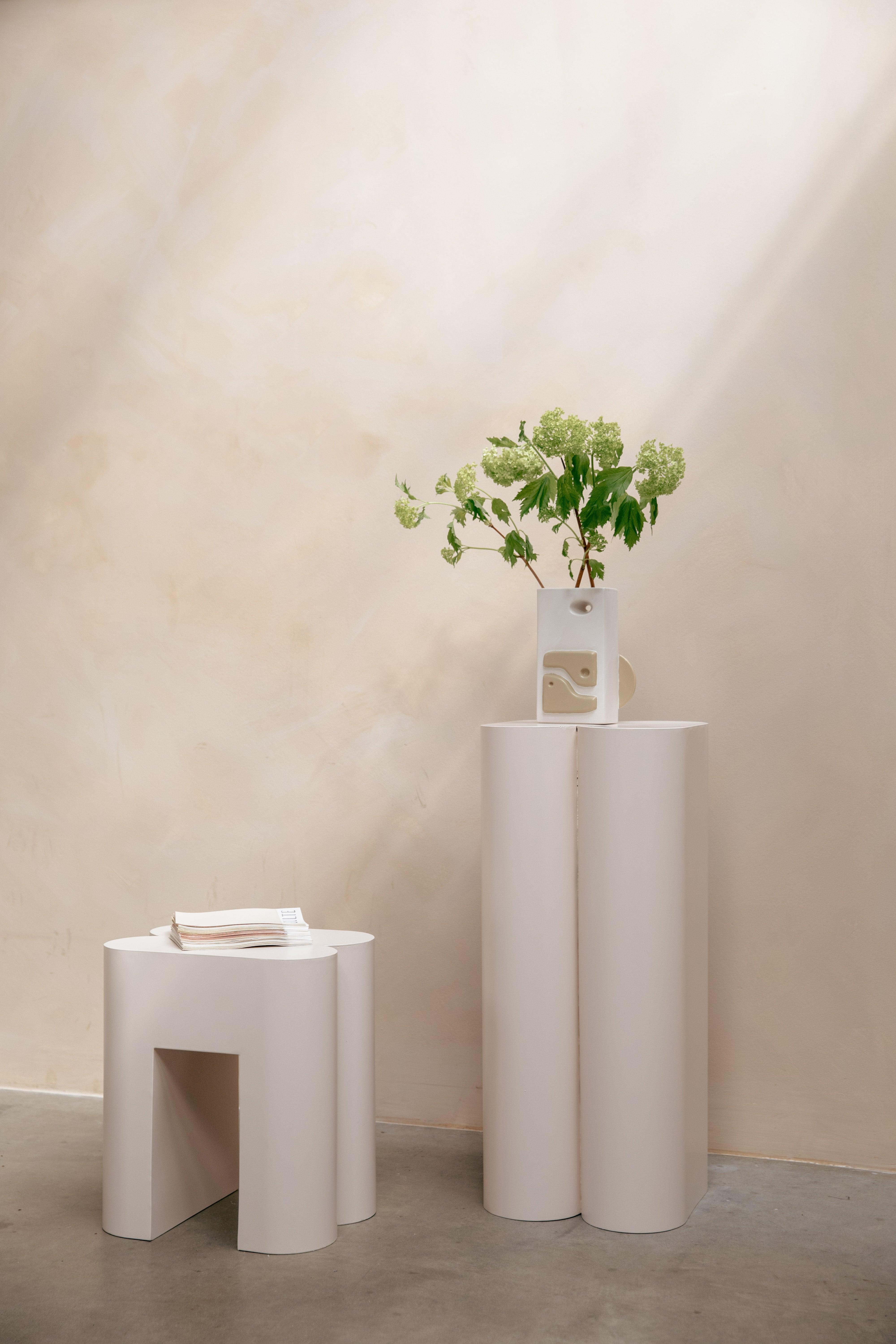 Wazon ceramiczny BLOOMER jasnobeżowy ze złotym Zuiver Eye on Design