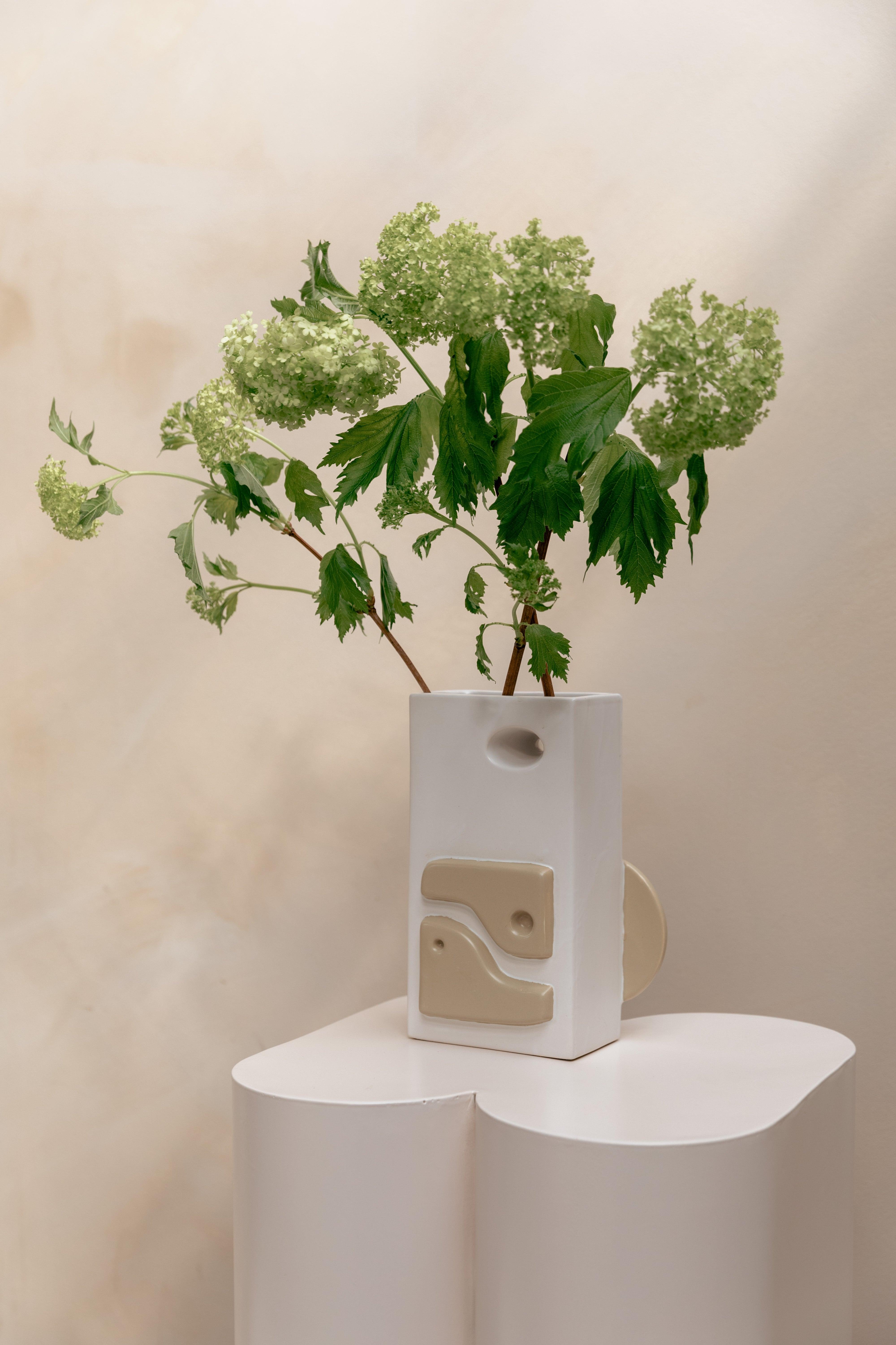 Wazon ceramiczny BLOOMER jasnobeżowy ze złotym Zuiver Eye on Design