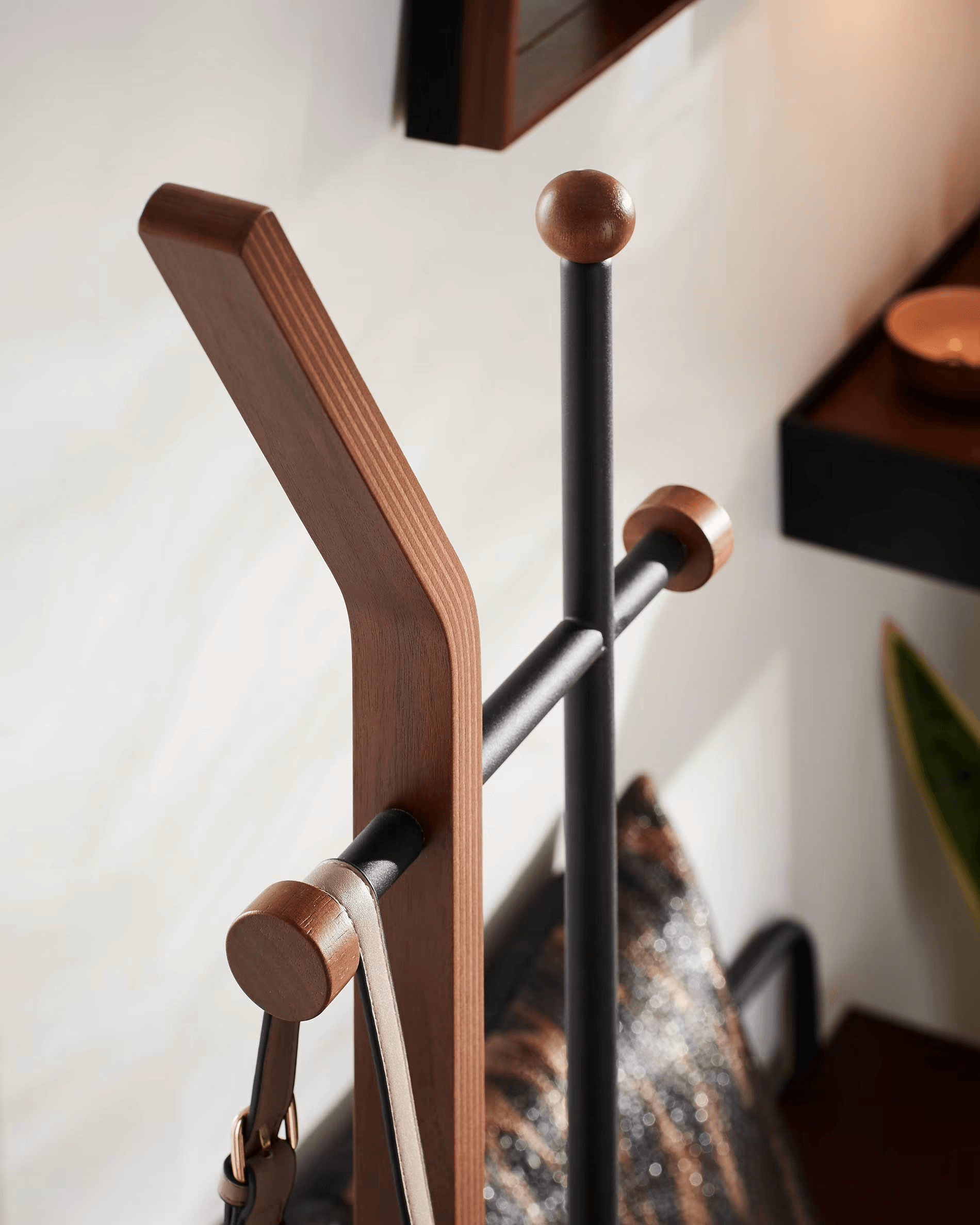 Wieszak MAGALI czarny La Forma Eye on Design