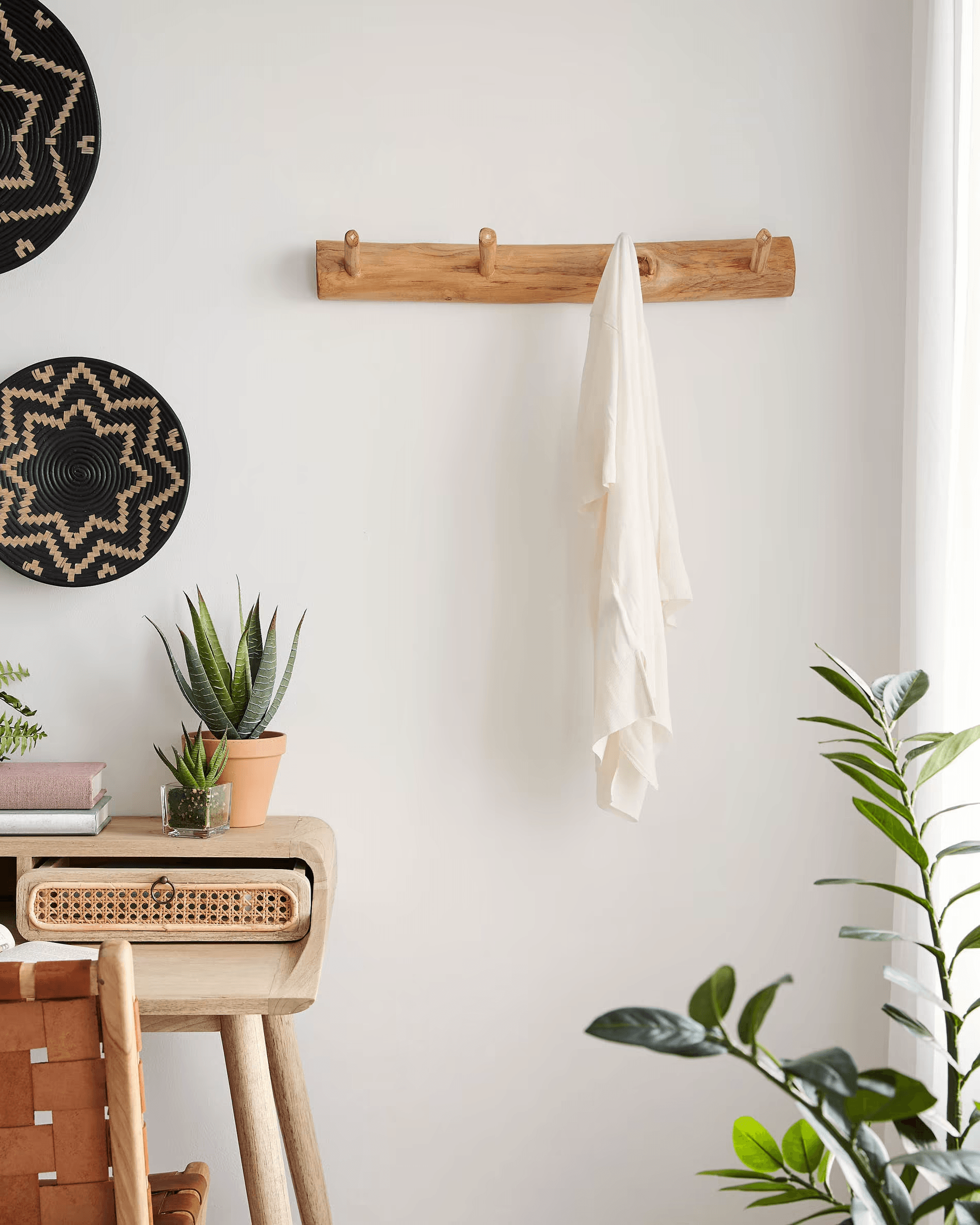 Wieszak ścienny GAILLECH lite drewno tekowe La Forma Eye on Design