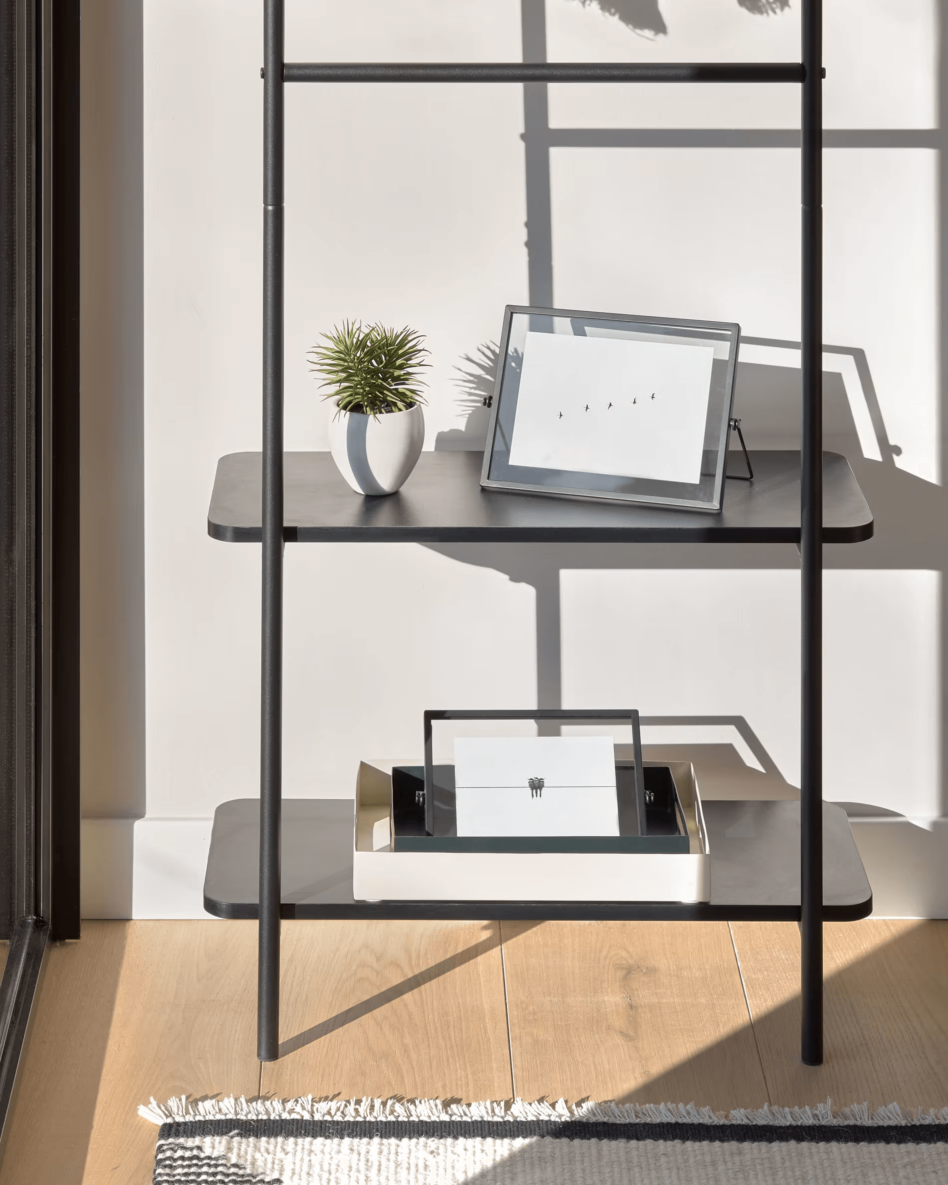 Wieszak ścienny GALATIA czarny La Forma Eye on Design