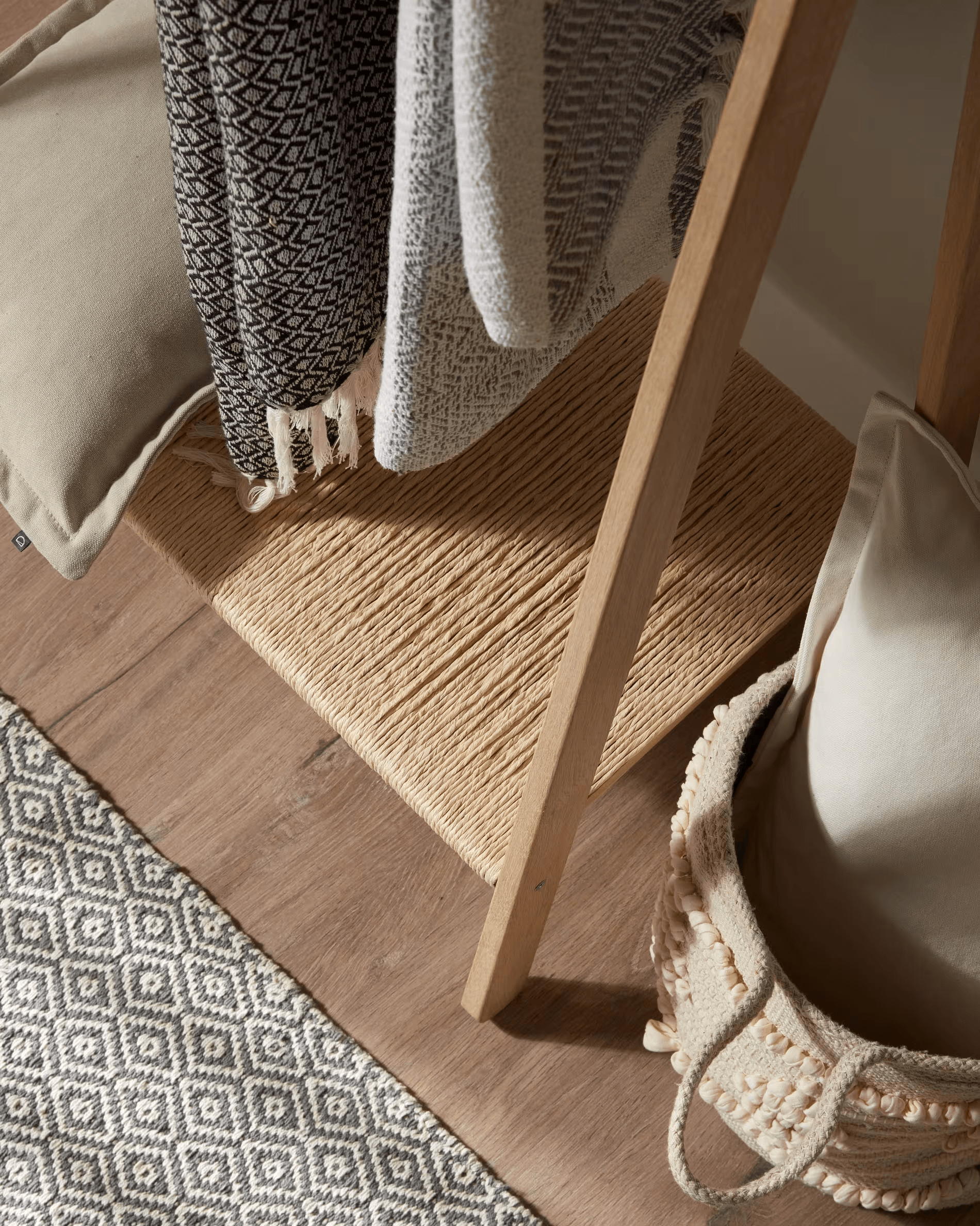 Wieszak z półką NATANE lite drewno brzozowe La Forma Eye on Design