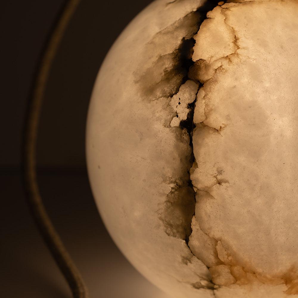 Żyrandol alabastrowy SELENE mosiężny Embassy Interiors Eye on Design