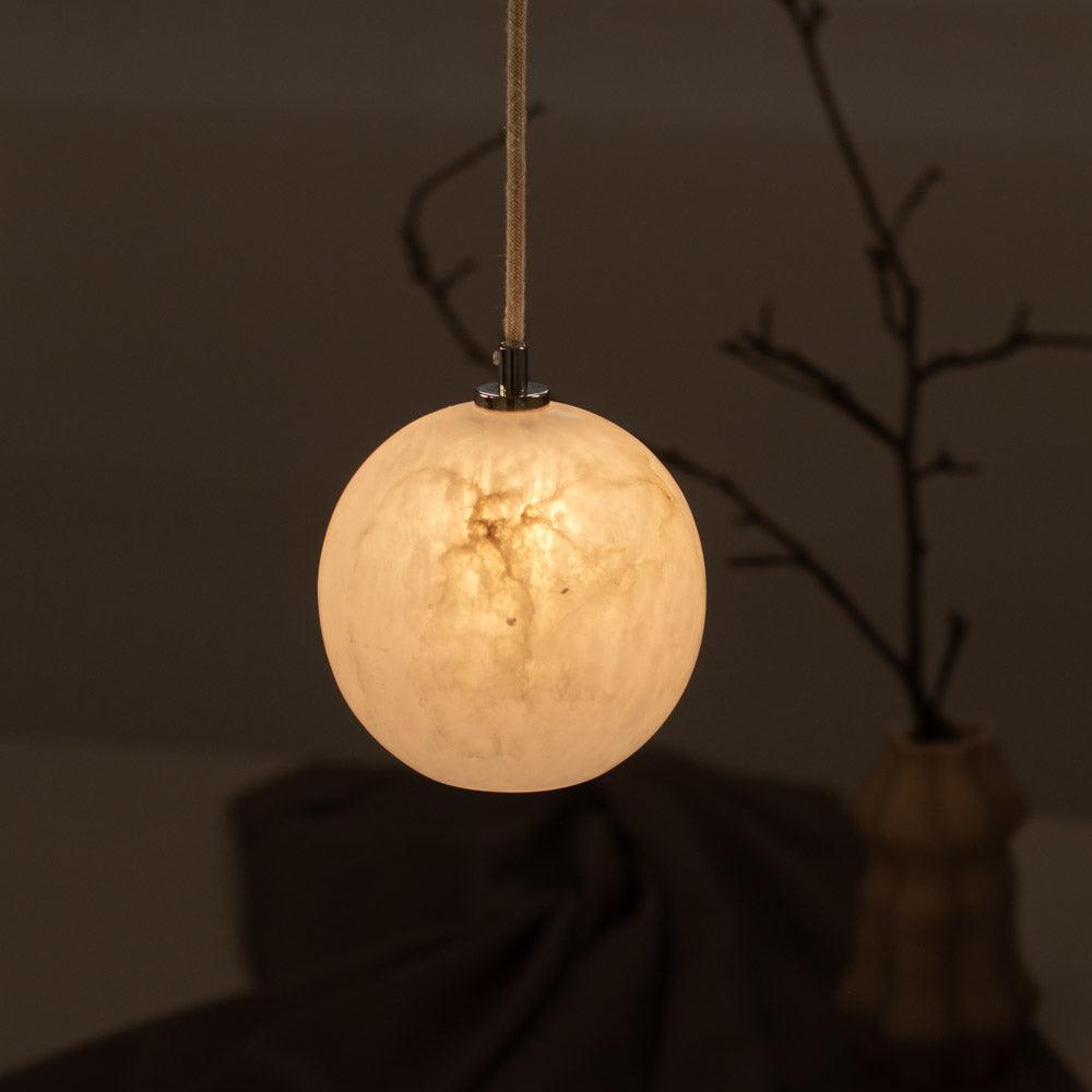 Żyrandol alabastrowy SELENE mosiężny Embassy Interiors Eye on Design
