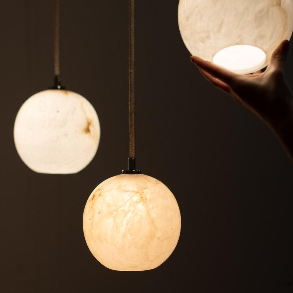 Żyrandol alabastrowy SELENE mosiężny Embassy Interiors Eye on Design