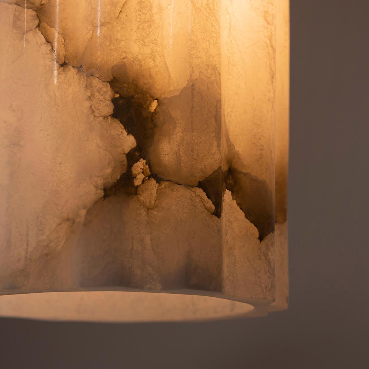 Żyrandol alabastrowy URANIA mosiężny Embassy Interiors Eye on Design