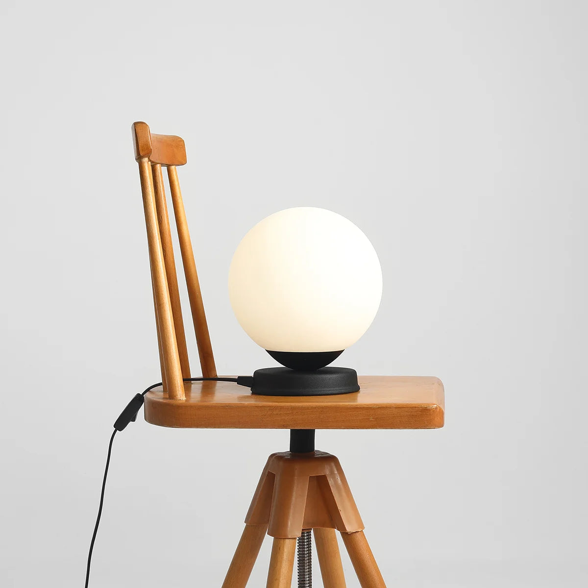 Lampa biurkowa BALL czarny Artera M Eye on Design