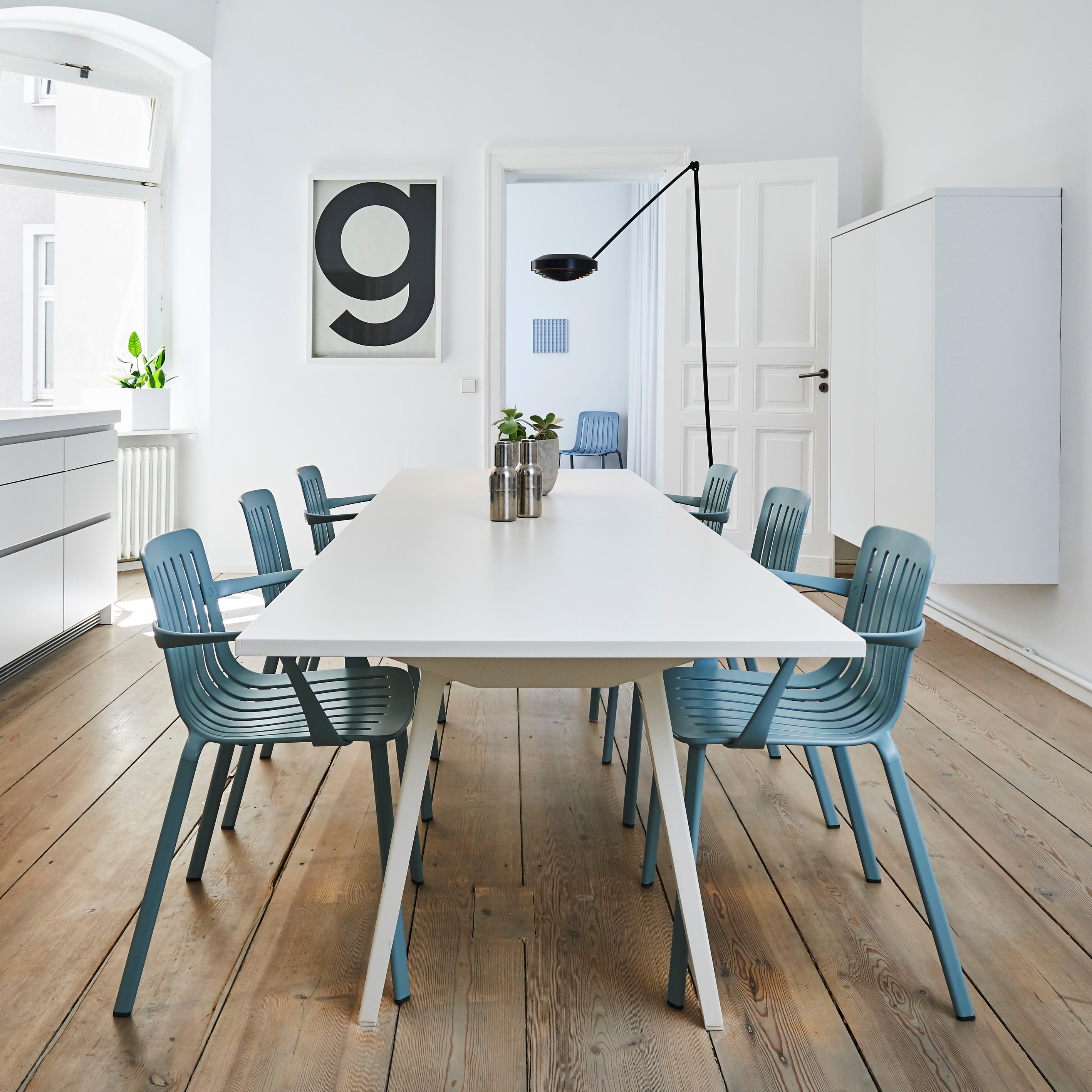 Krzesło zewnętrzne z podłokietnikami PLATO jasnoniebieski Magis Eye on Design