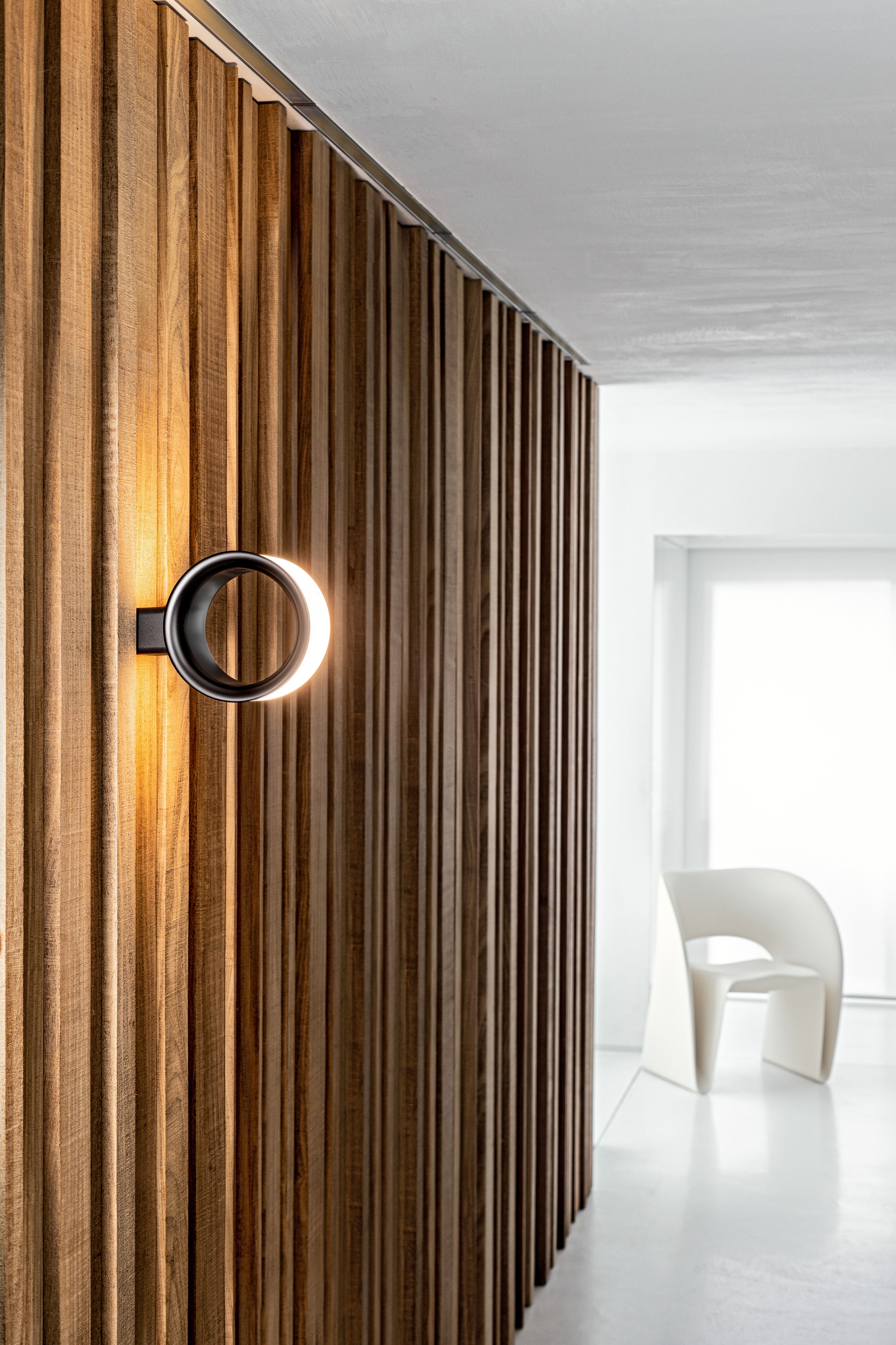 Niskie krzesło RAVIOLO brązowy Magis Eye on Design