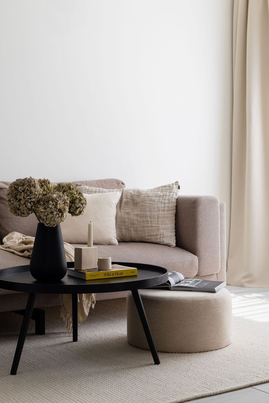 Puf niski FOLK szary okrągły do salonu – noo.ma