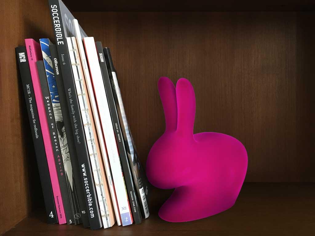 Podpórka do książek RABBIT VELVET fuksja Qeeboo Eye on Design