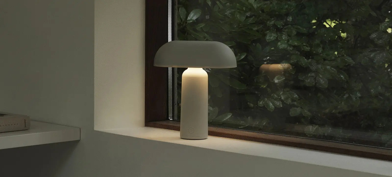 Lampa stołowa biała w jasnym wnętrzu