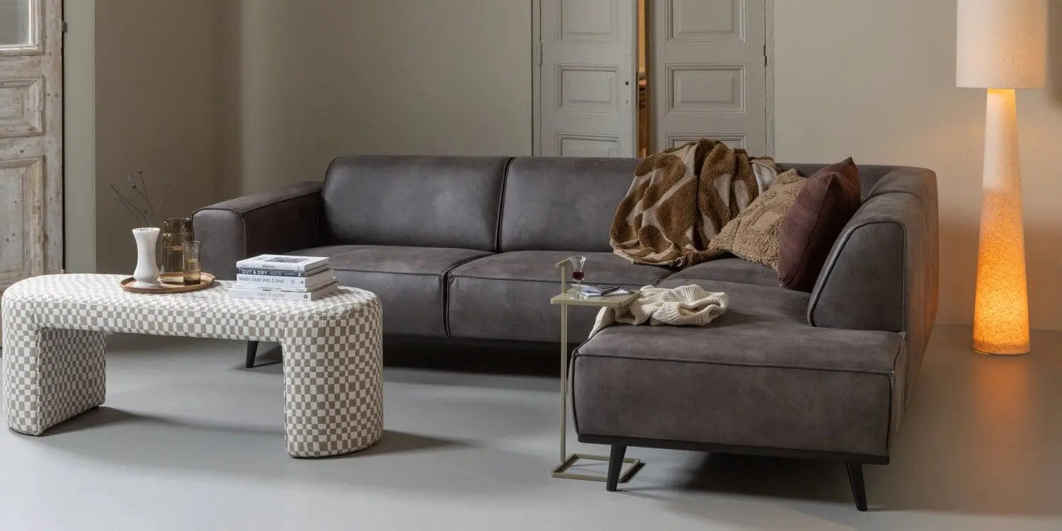 Narożnik w stylu loft w industrialnym salonie