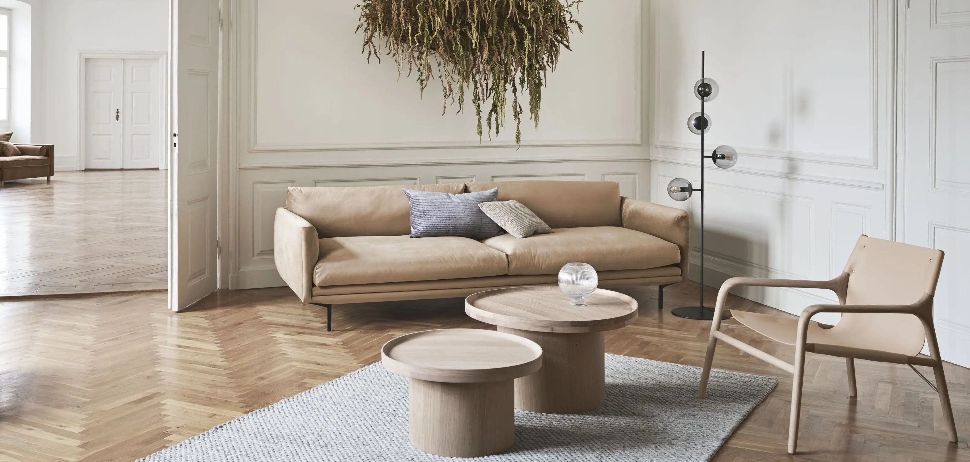 Sofa do sypialni w przytulnej aranżacji wnętrza