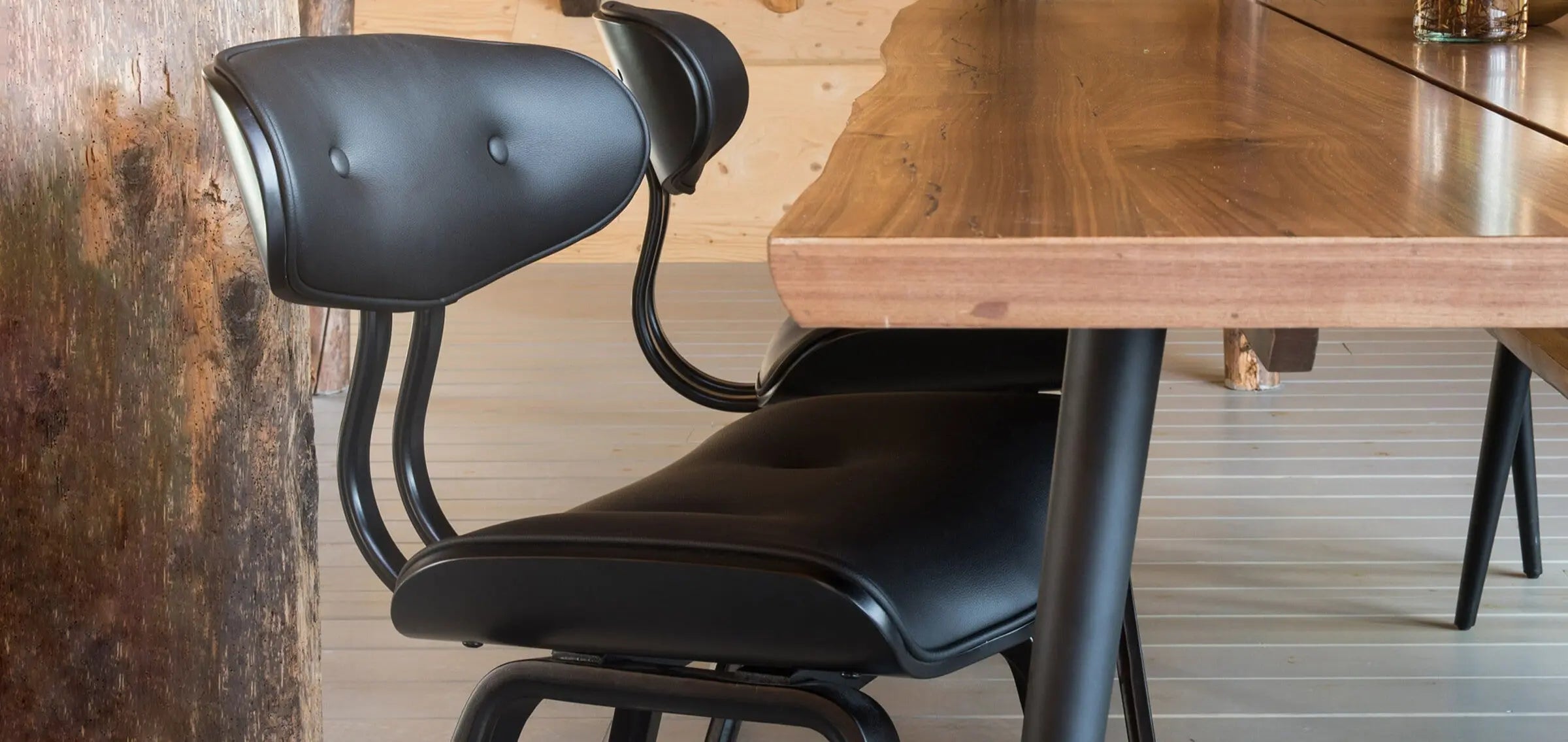 Krzesło w stylu loft w industrialnej jadalni