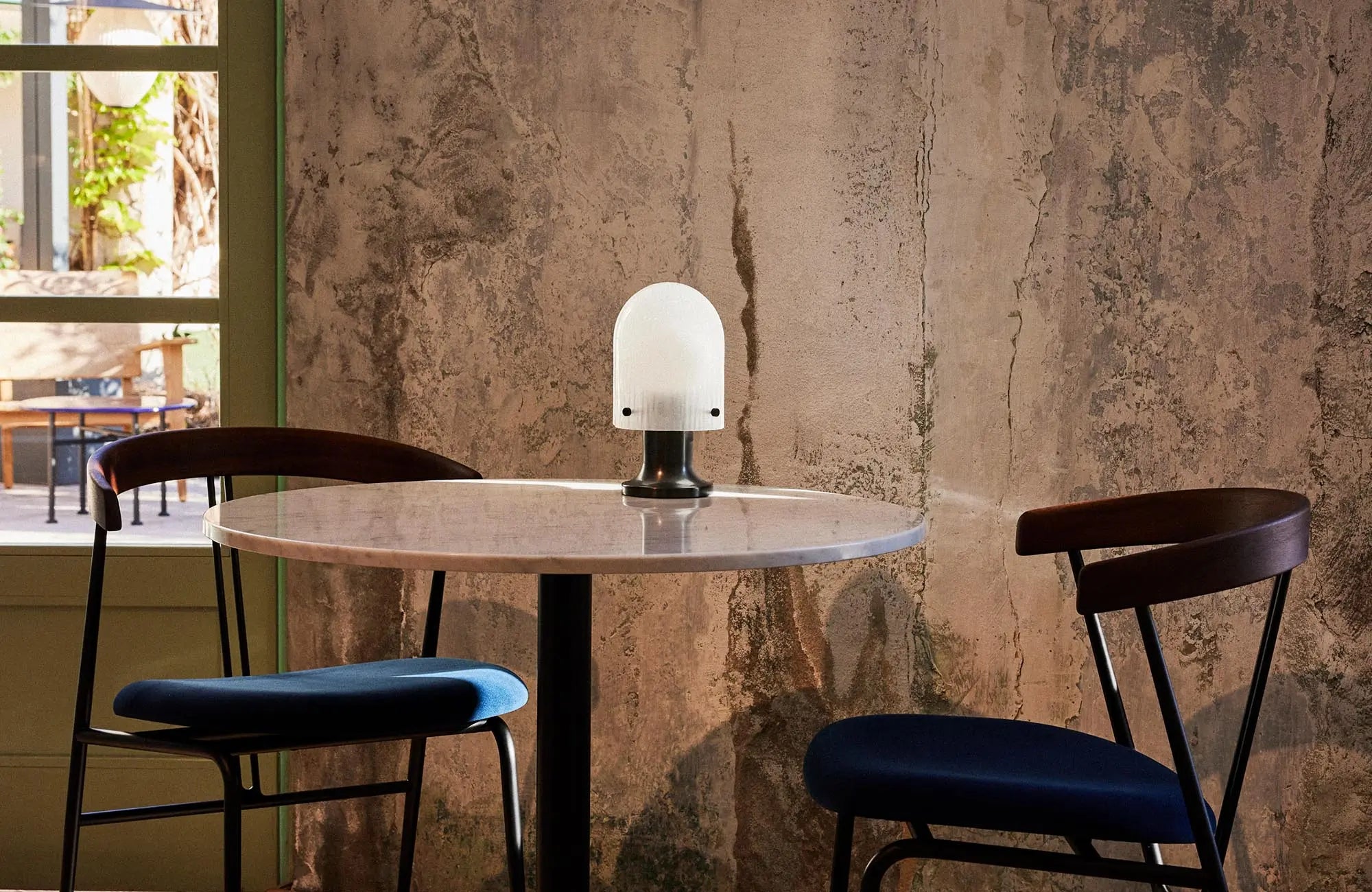Lampa stołowa szklana w nowoczesnym wnętrzu
