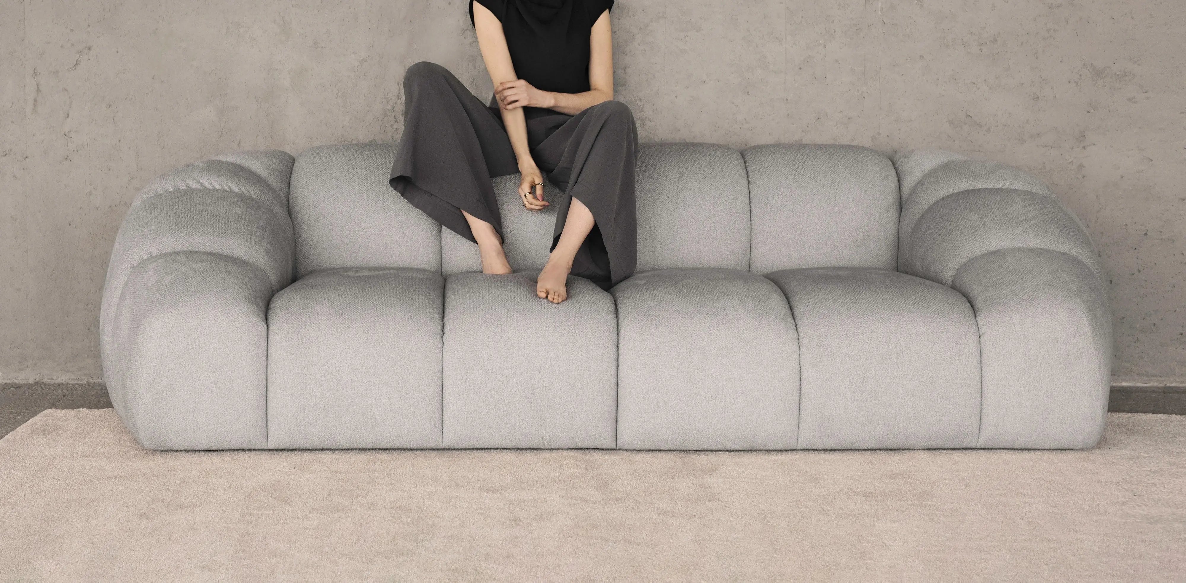 Sofa srebrna w eleganckim salonie
