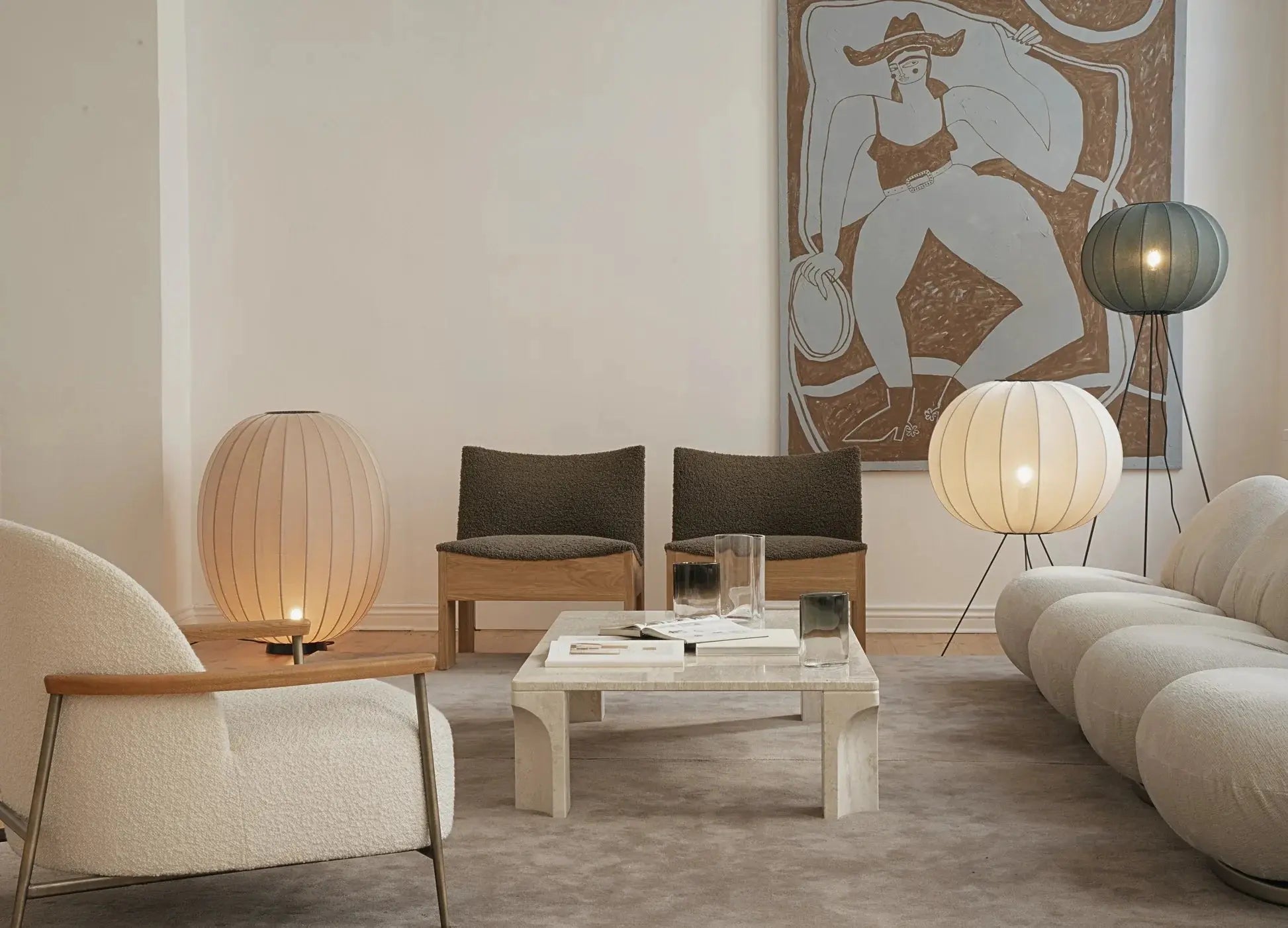 Lampa podłogowa na trójnogu w nowoczesnym salonie