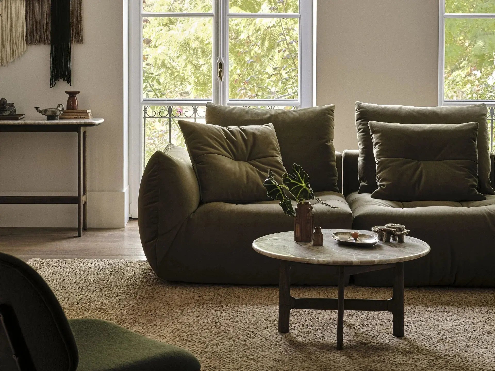 Sofa zielona w stylowej aranżacji salonu