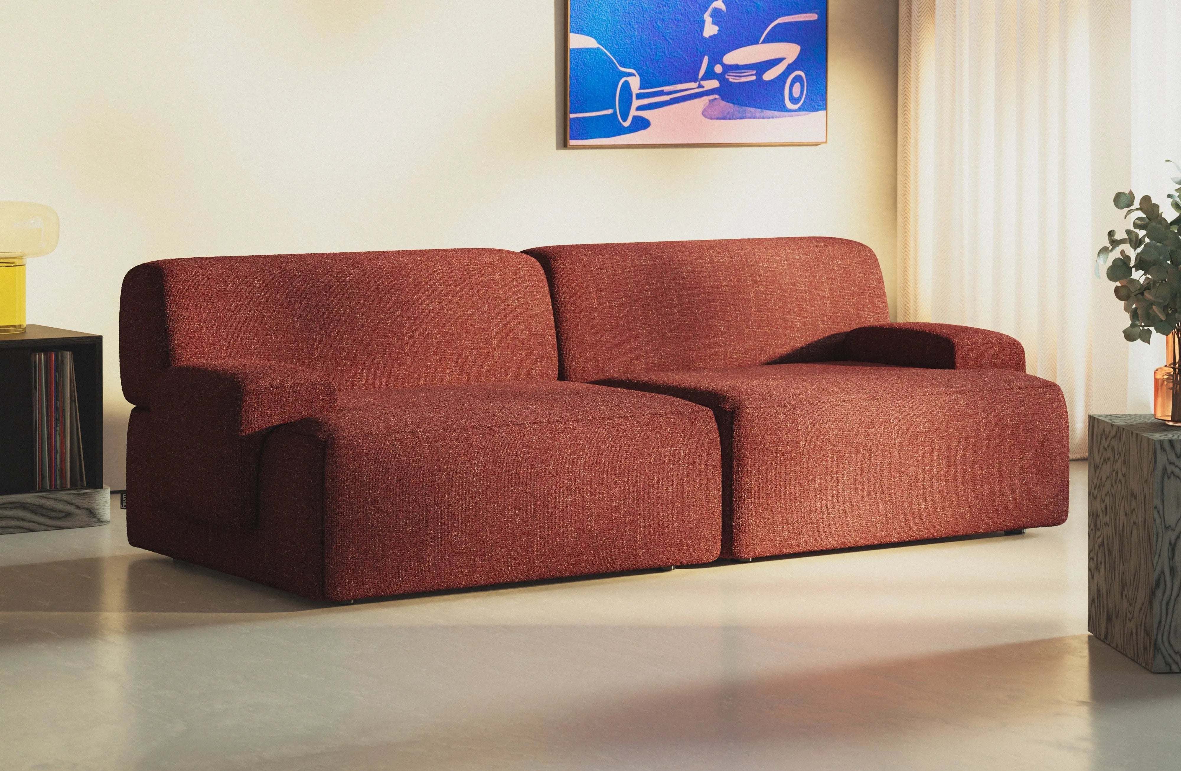 Sofa czerwona jako wyrazisty akcent w salonie