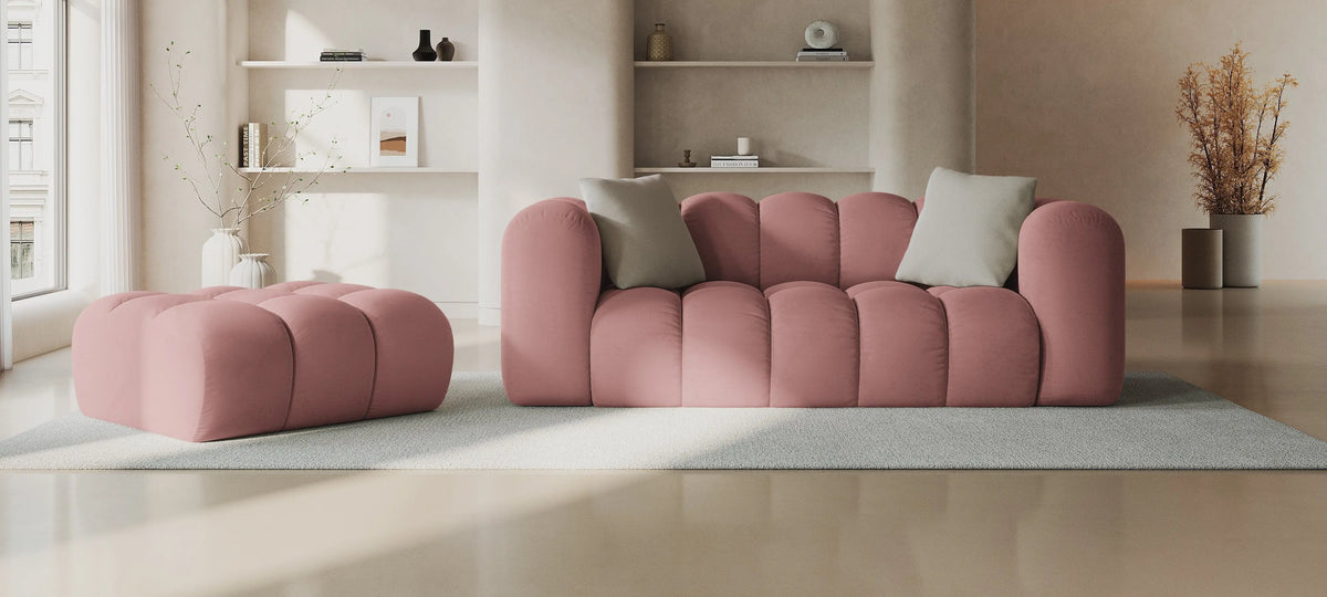 Sofa różowa w stylowej aranżacji salonu