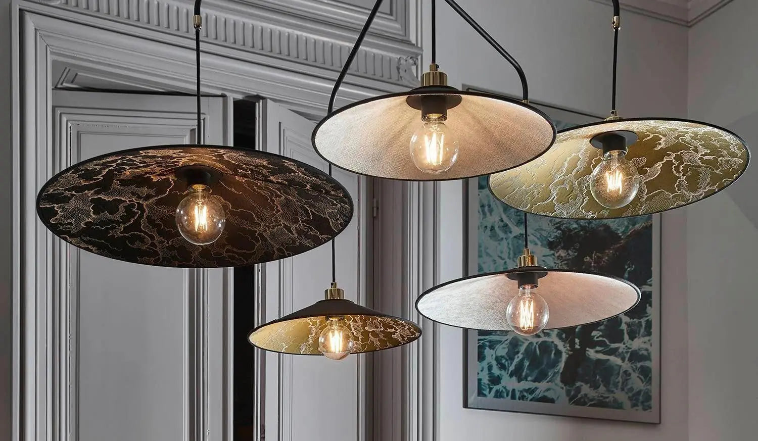Lampy sufitowe czarne jako dekoracyjne oświetlenie wnętrza