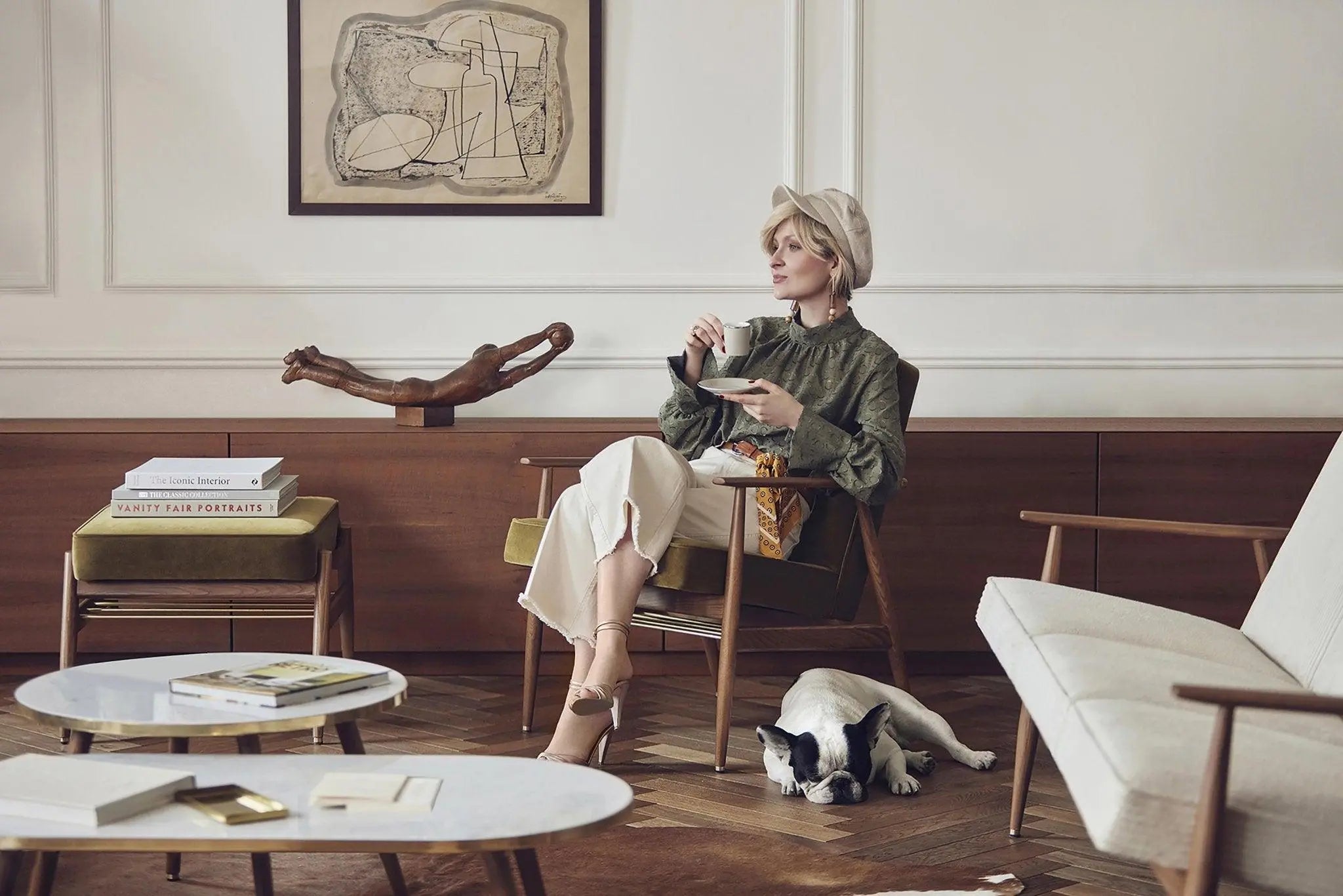 Wnętrze w stylu mid-century modern z designerskimi meblami i dodatkami