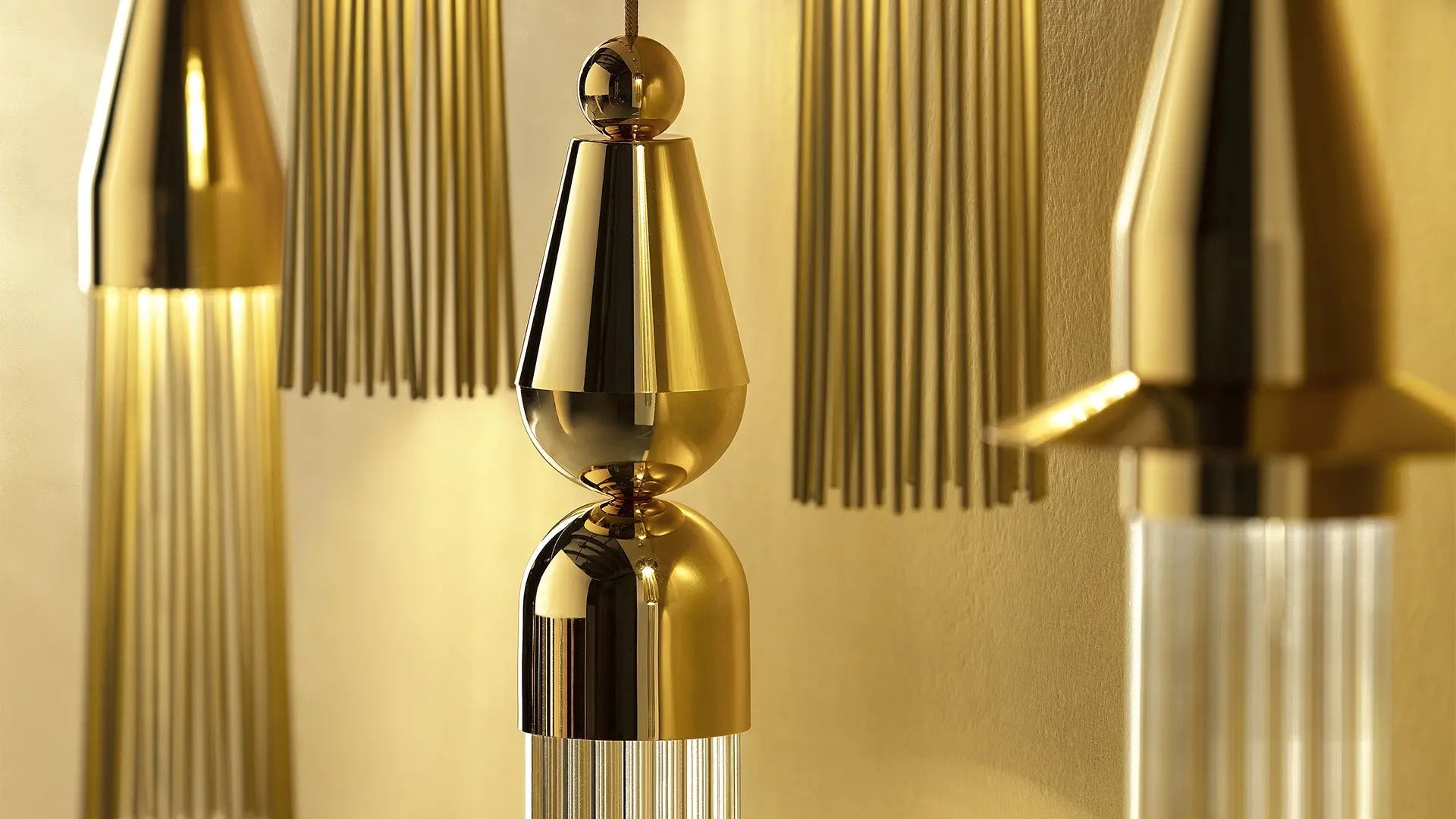 Lampa wisząca złota w eleganckim wnętrzu