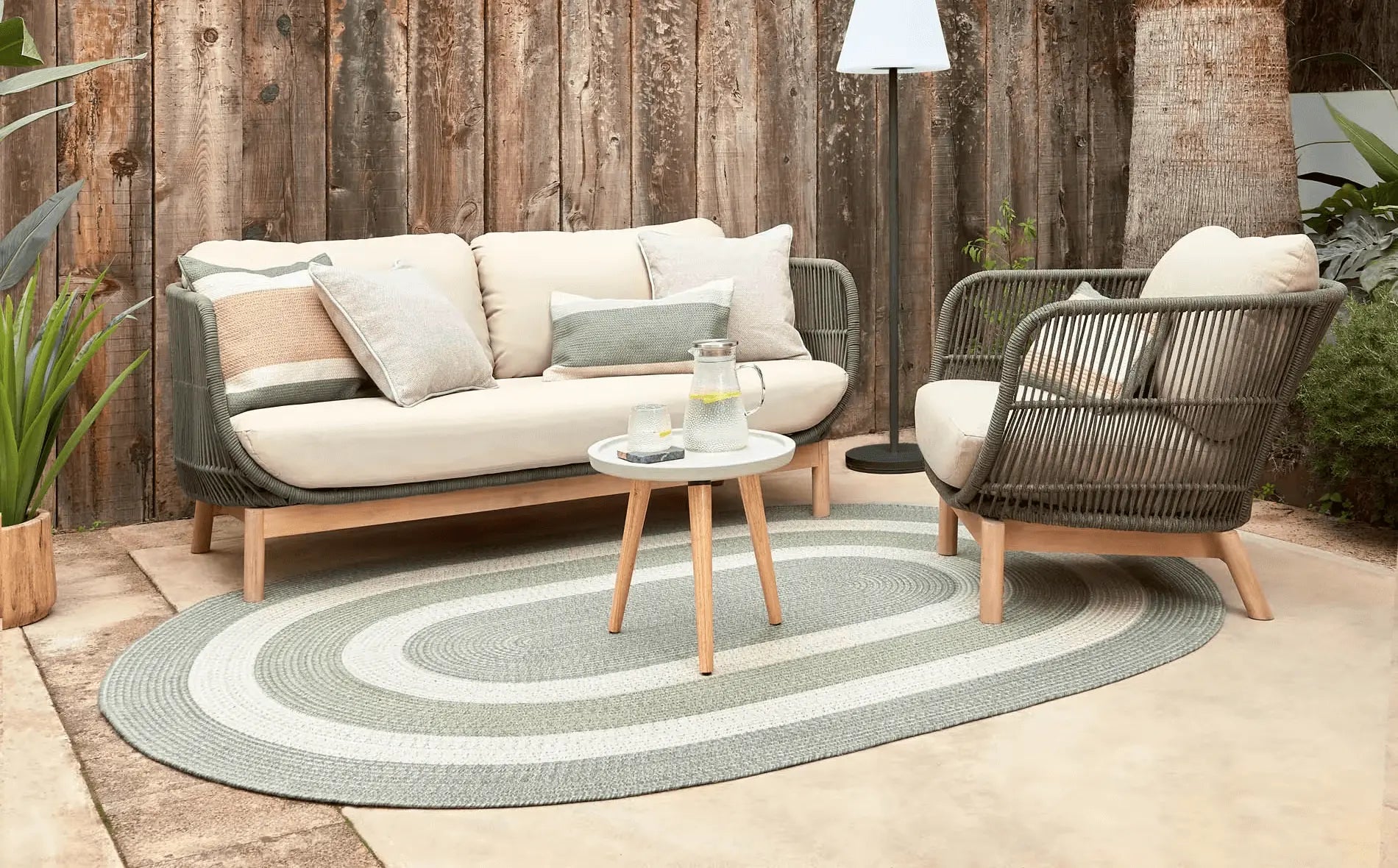 Sofa na balkon w kompaktowej strefie relaksu