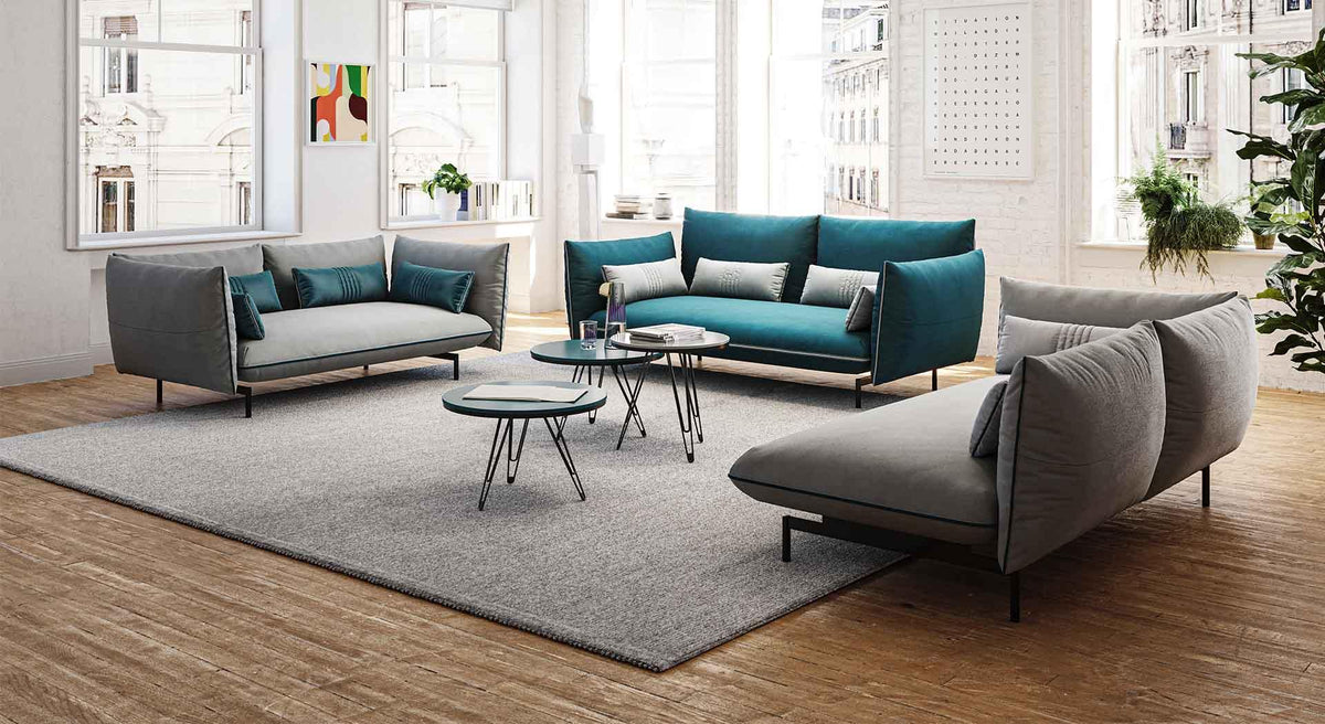 Sofa turkusowa w nowoczesnym salonie
