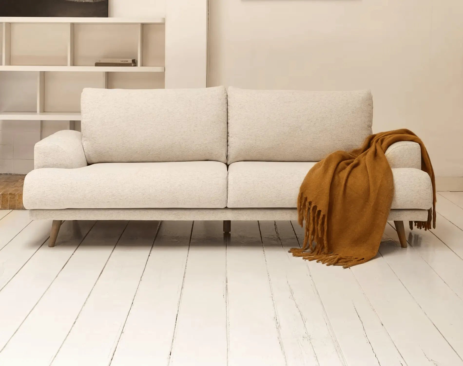 Sofa w stylu klasycznym w eleganckim salonie