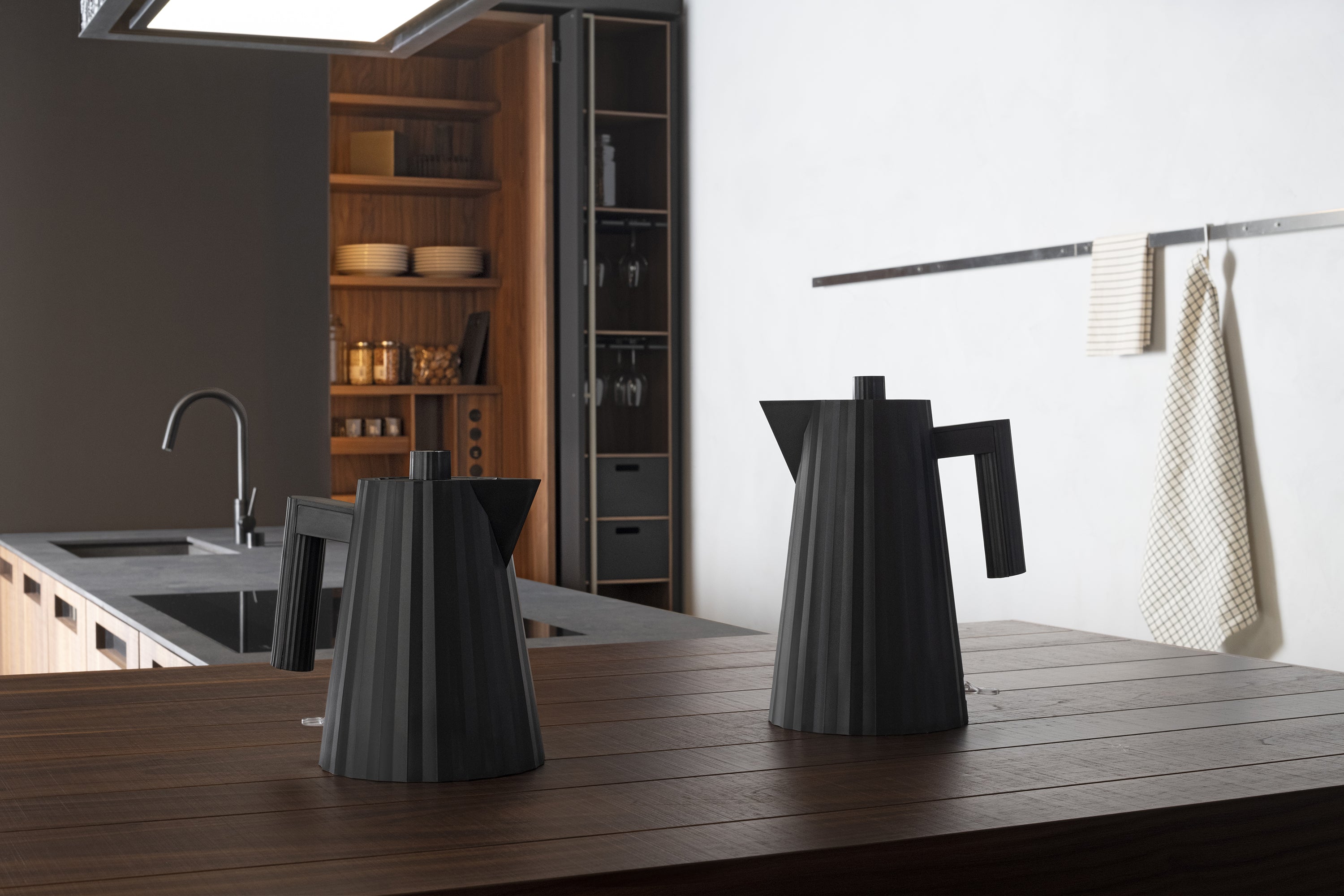 Black plissé electric kettle