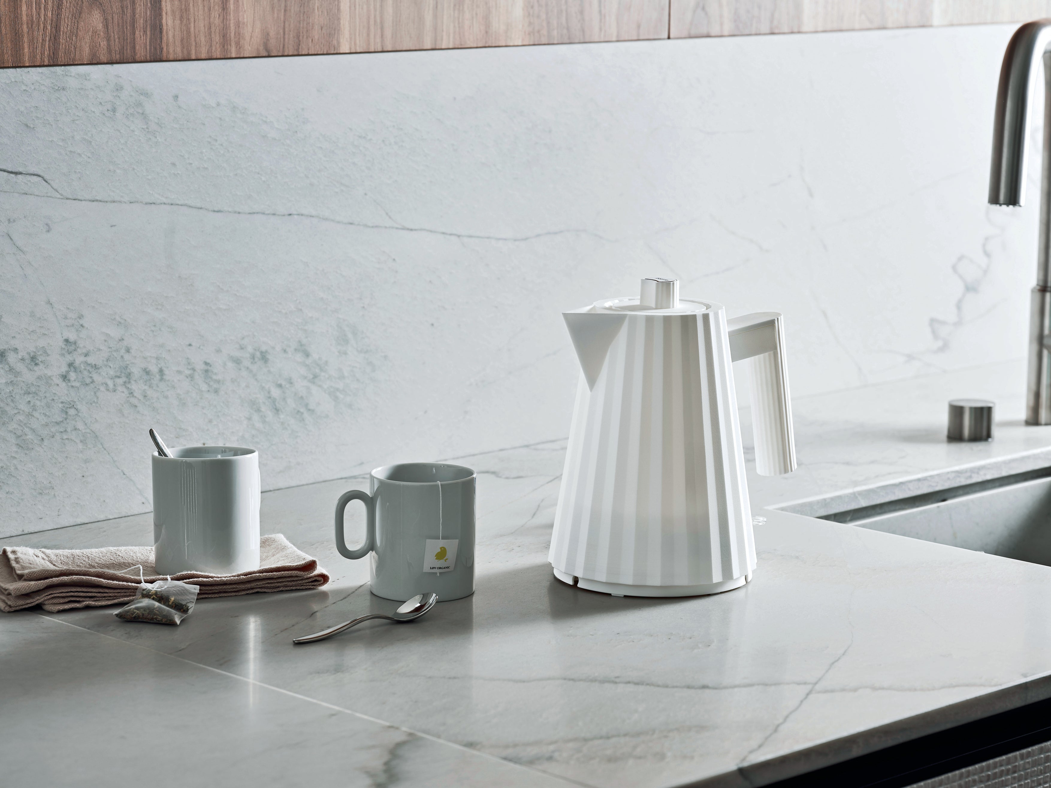 Plissé electric kettle white