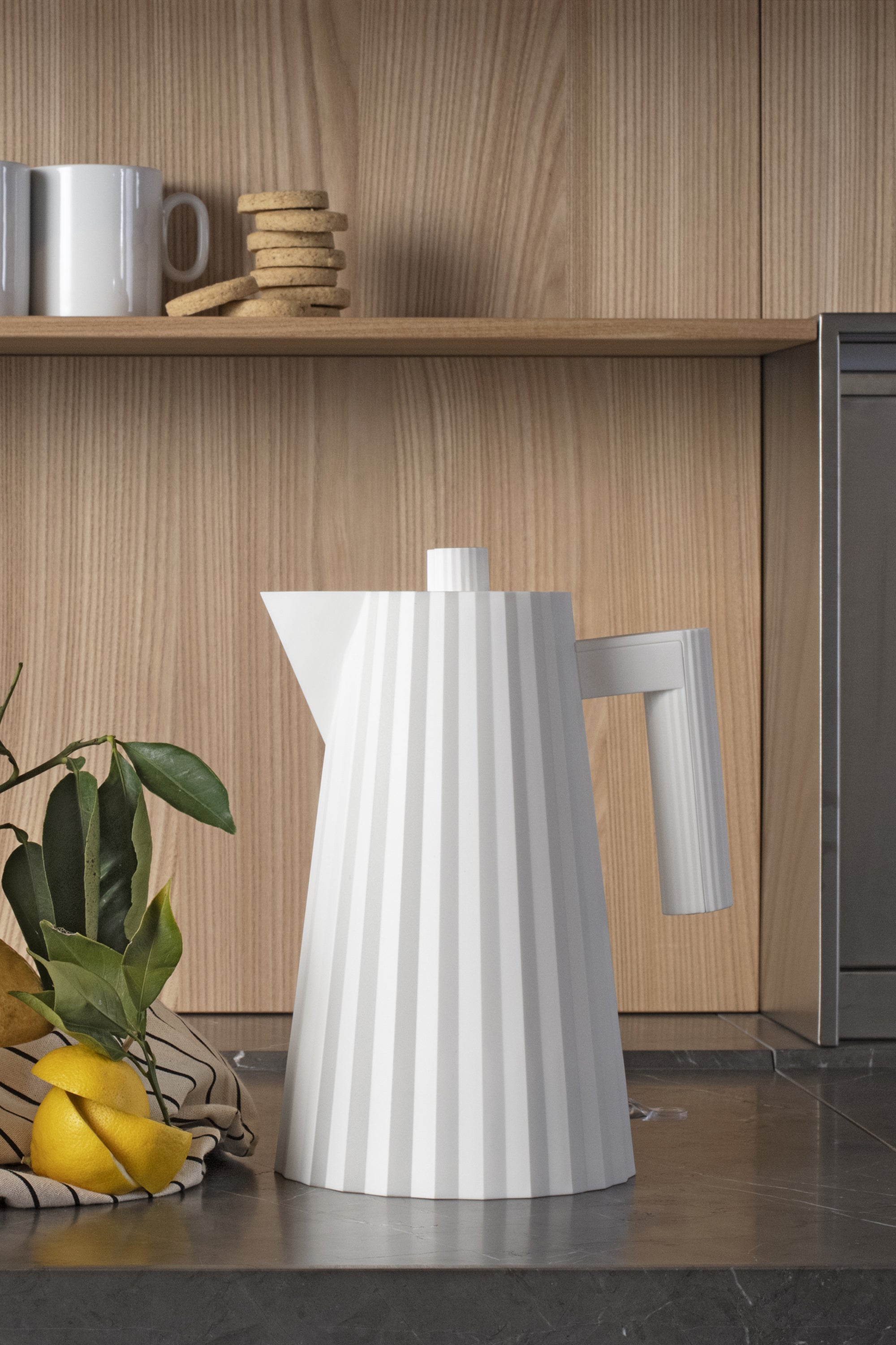 Plissé electric kettle white