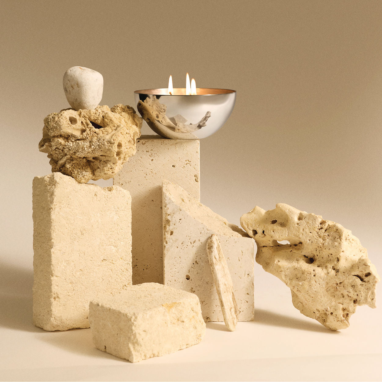 Duftwachs für die Kerze ROCC - CLAY mit Noten von scharfem Zedernholz, Petrichor und Pfeffer