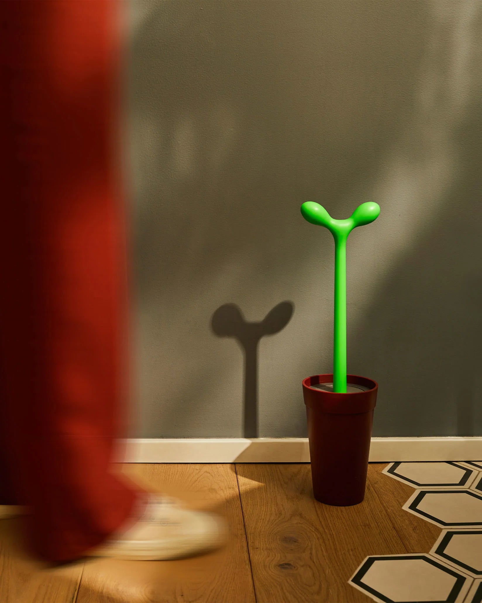 Merdolino brown toilet brush with green