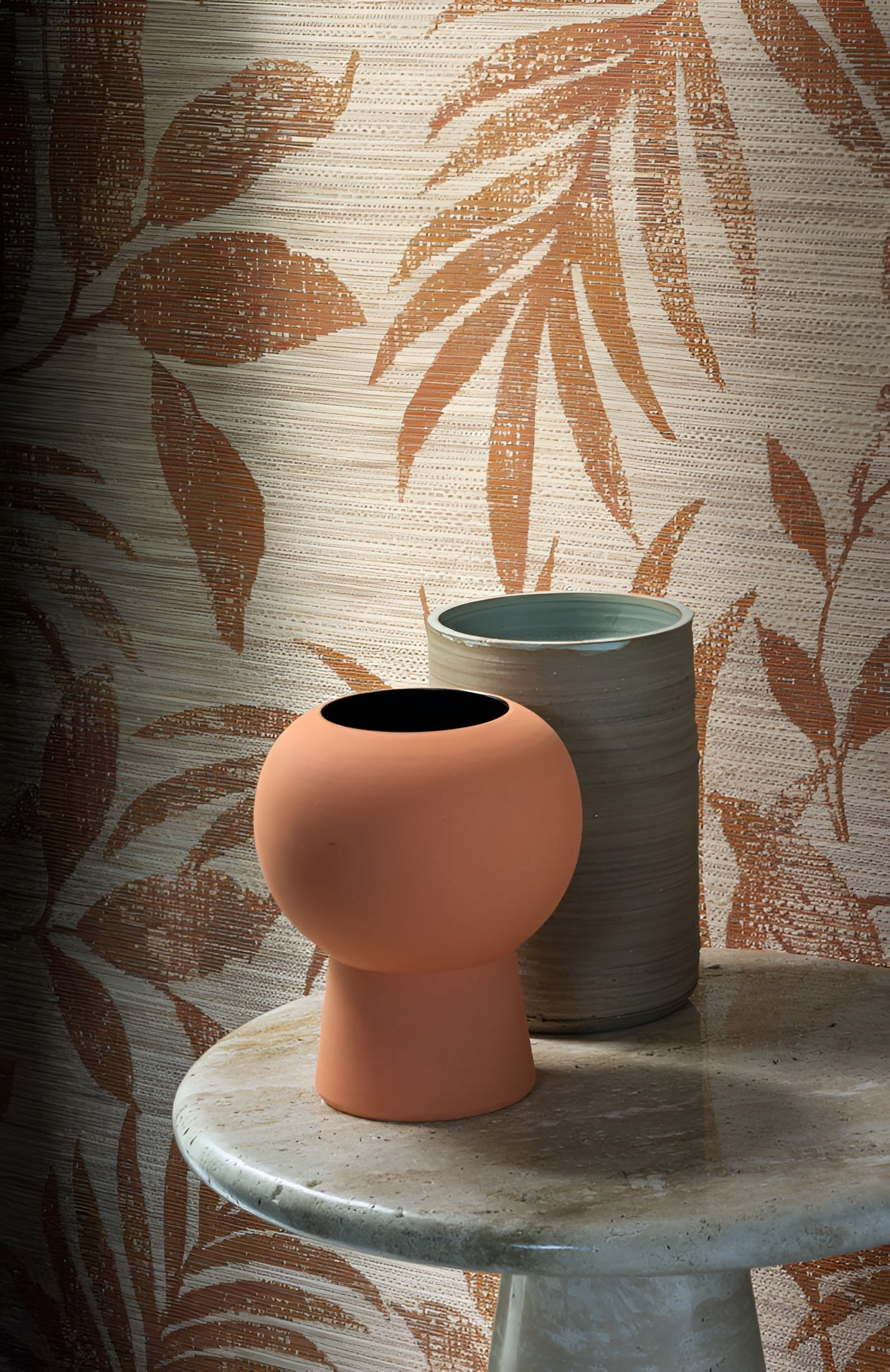 Textile wallpaper with a plant motif of SALIX leaves - NOIR/TABAC tobacco with beige